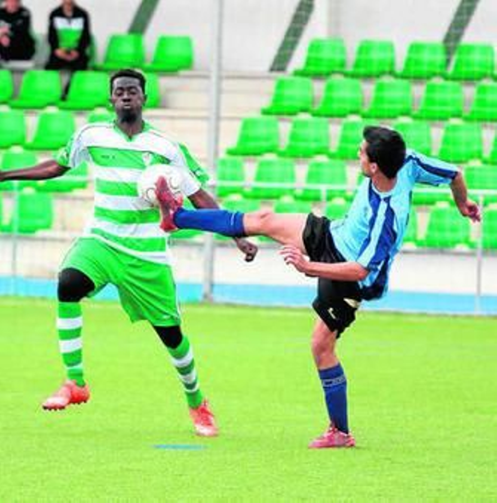 Un jugador de Los Molinos trata de despejar como puede.