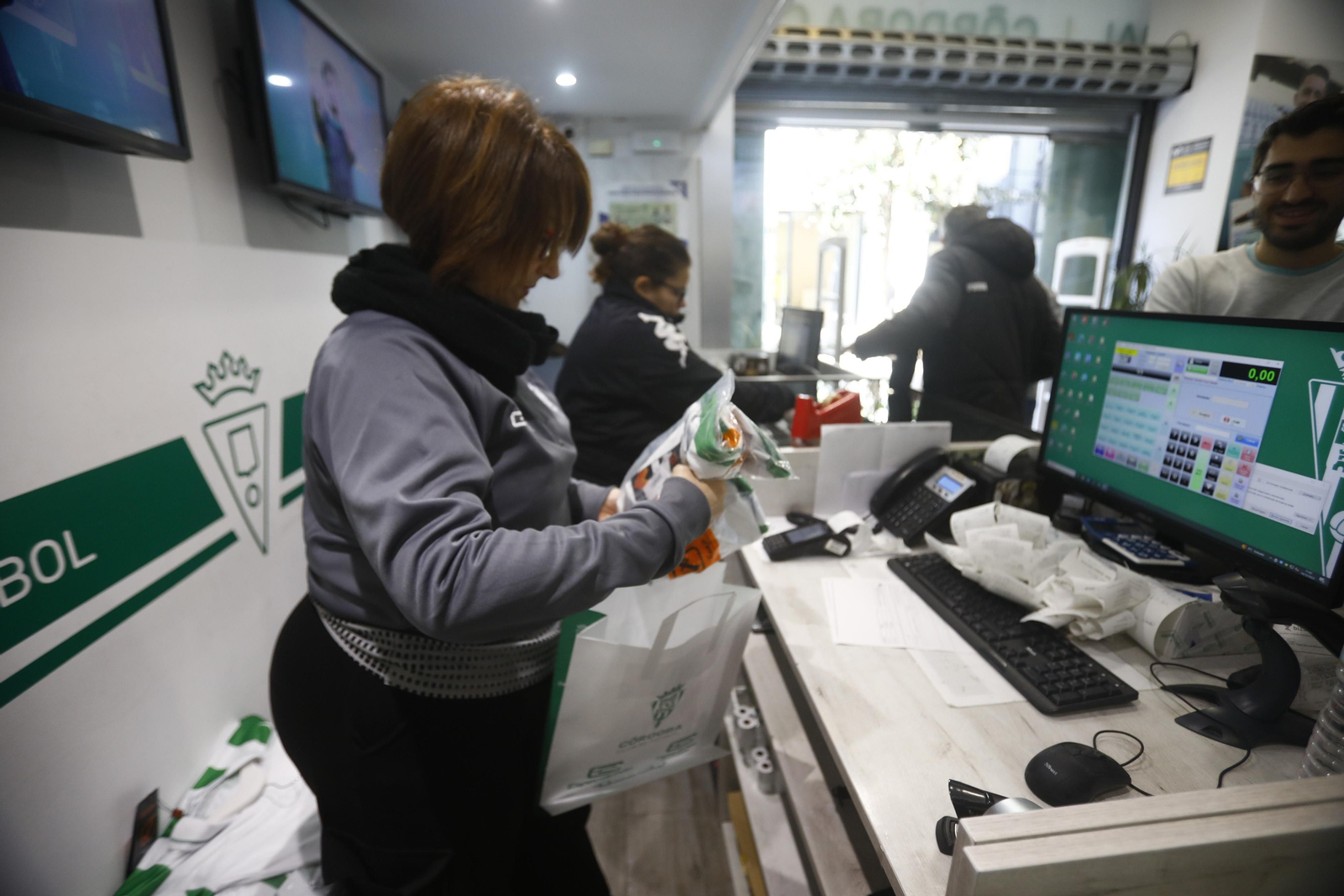La venta de las equipaciones del Córdoba CF de esta temporada, en imágenes