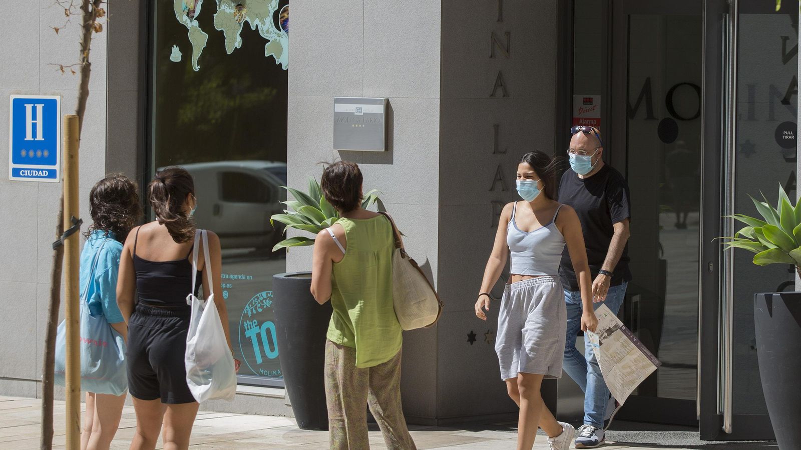 Varios turistas en un hotel de Málaga.