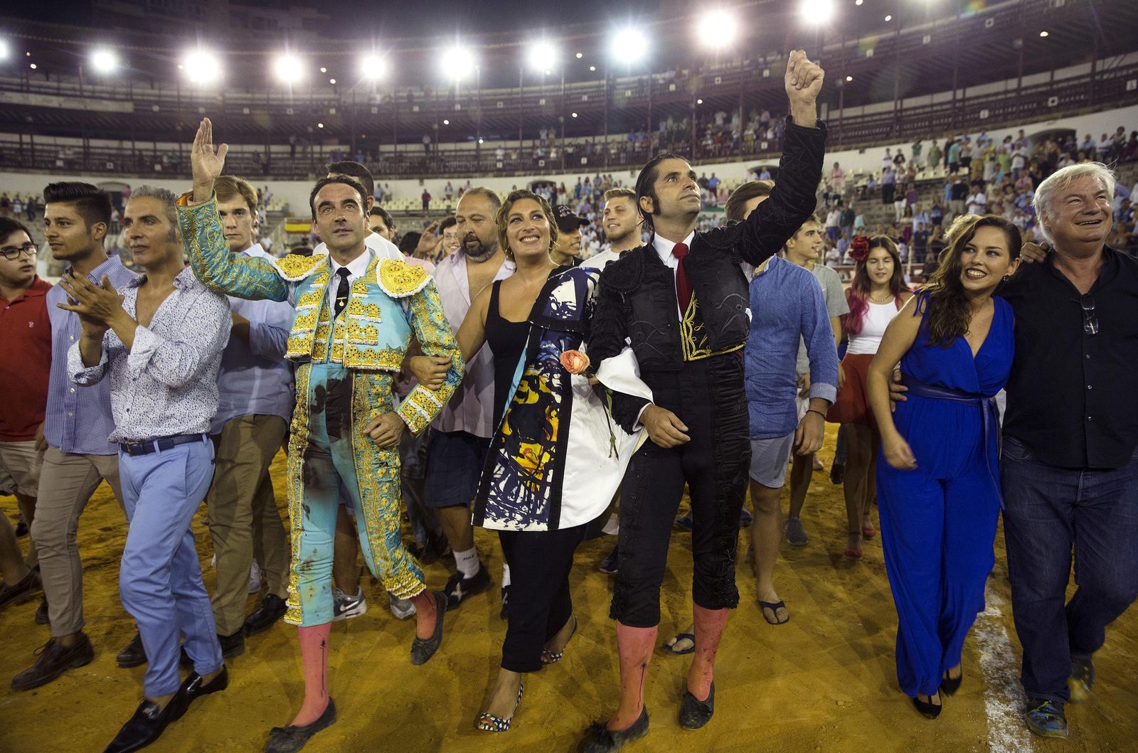 El cantante Pitingo, el torero Enrique Ponce, la cantaora Estrella Morente, el torero Javier Conde, la soprano Alba Chantar y el artista francés Loren dan una vuelta al ruedo.