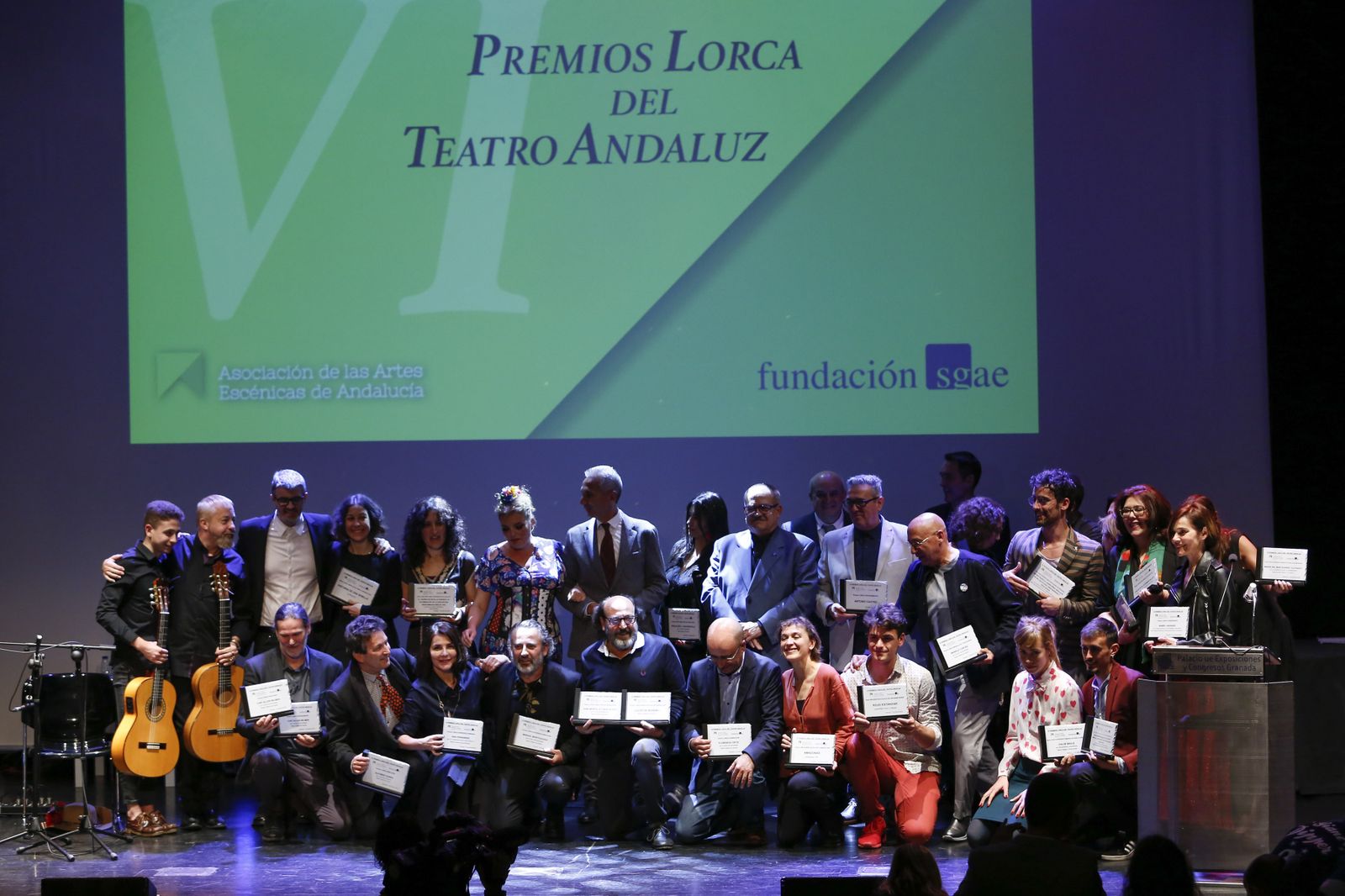Fotografía de familia de todos los premiados ayer en Granada.