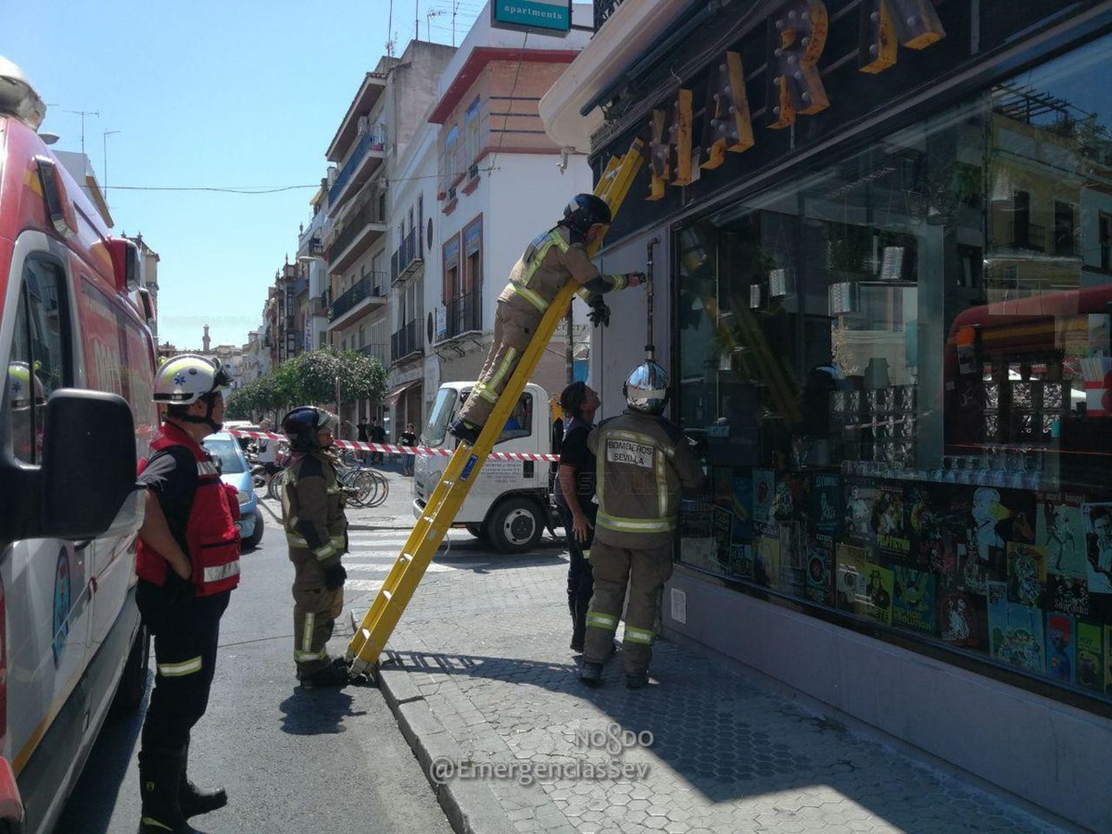 Bomberos actúan en la fachada de la calle Feria.