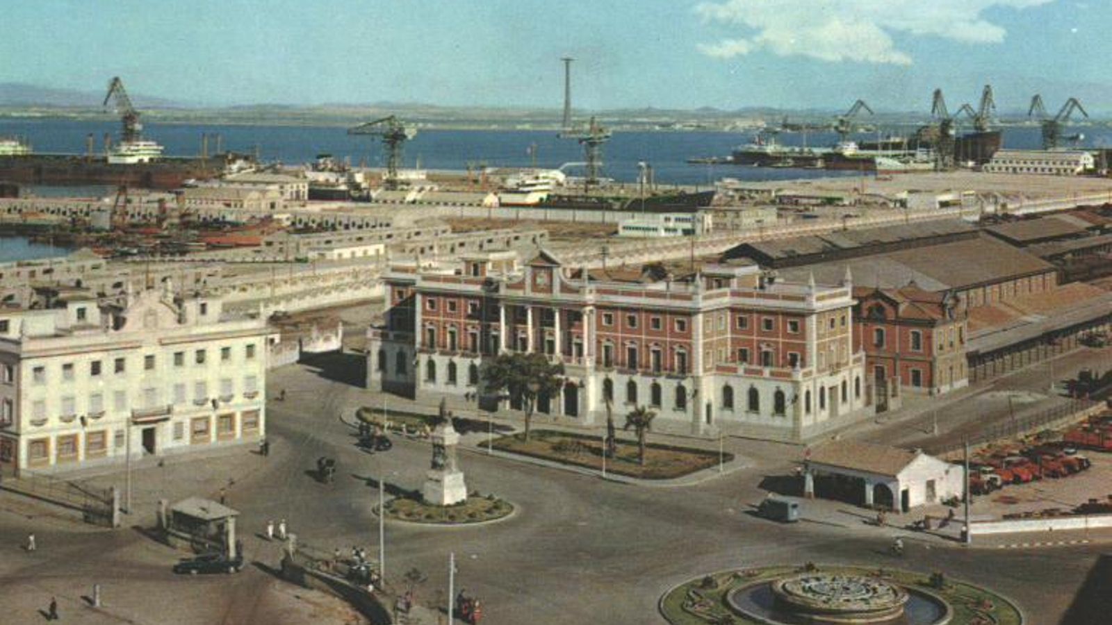 Moret en la plaza de Sevilla. Siguen en pie la estación de Renfe de 1905 y la Capitanía Marítima.
