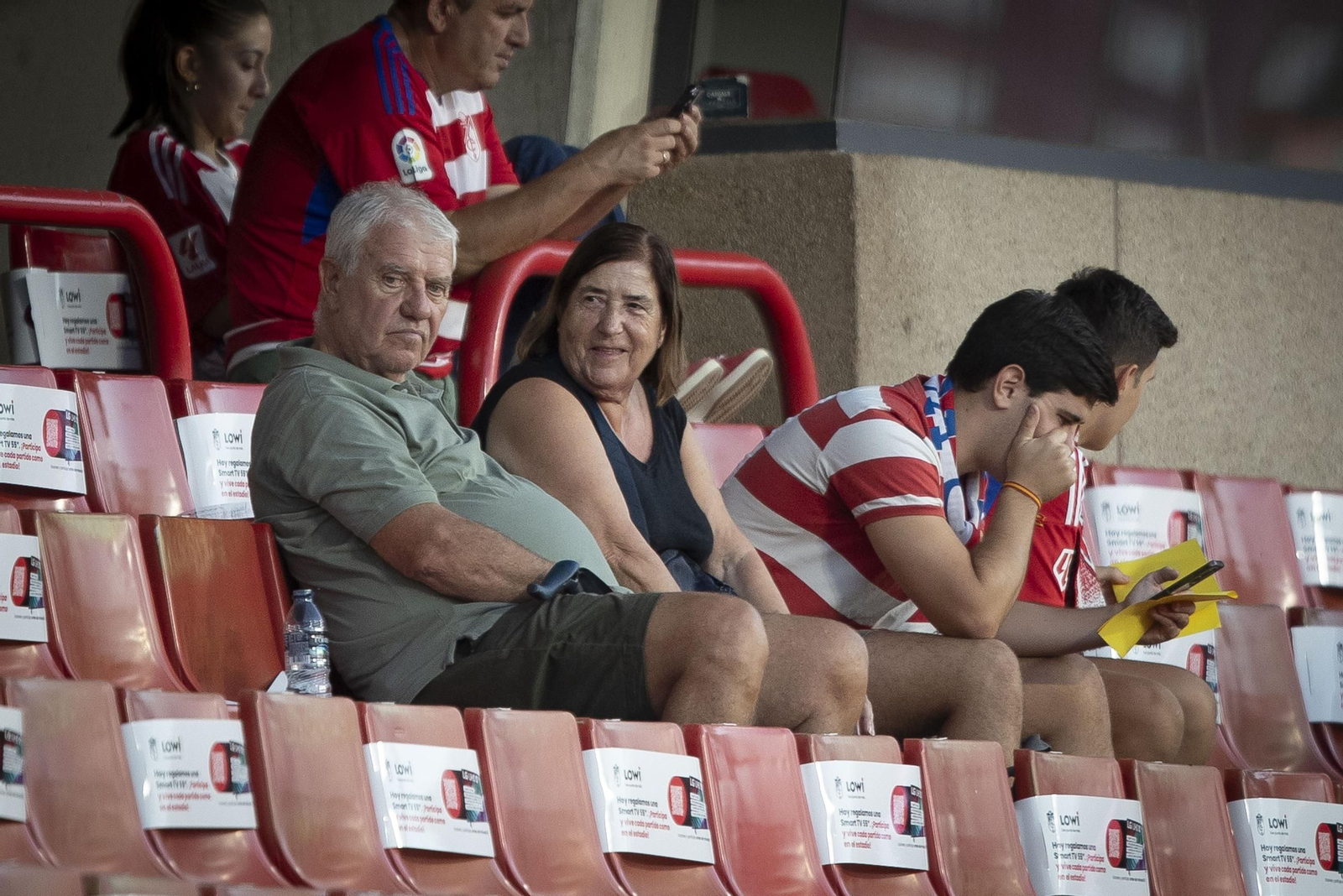 Encuéntrate en la grada de Los Cármenes en el Granada-Leganés
