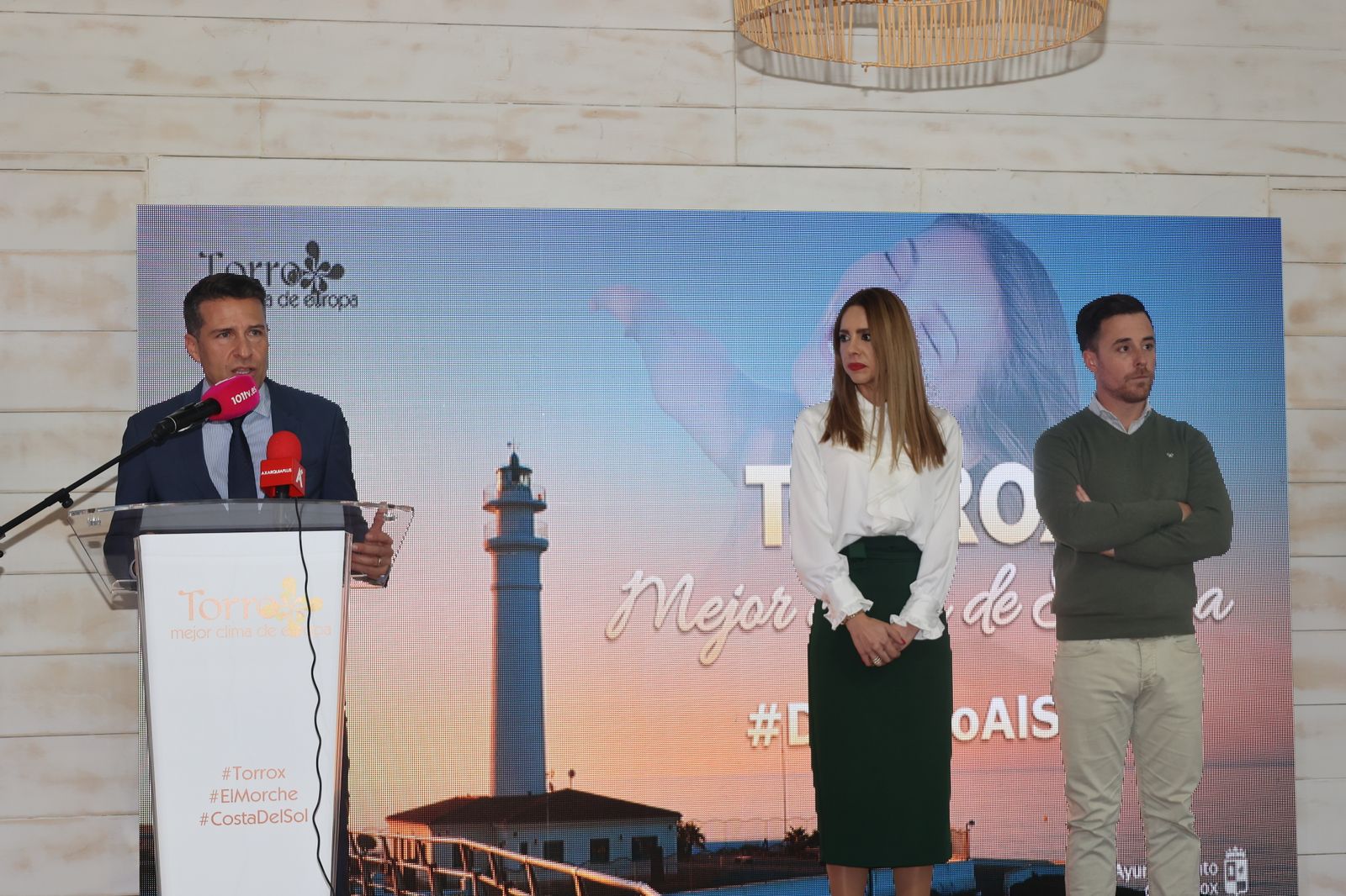 El alcalde de Torrox presenta el vídeo promocional del municipio en Fitur.