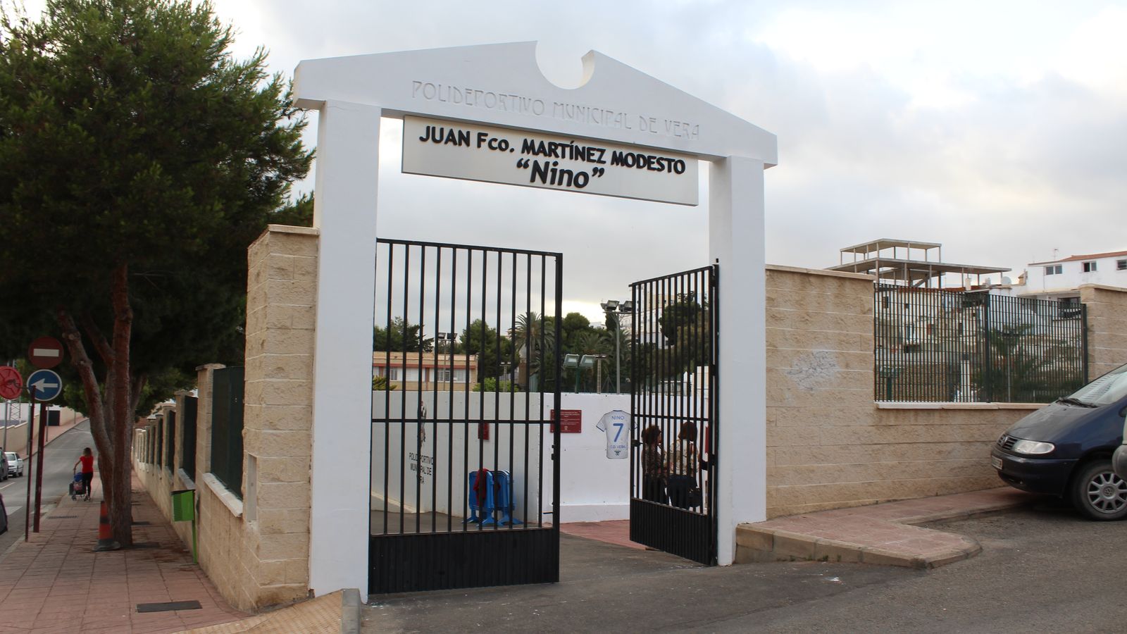 Puerta de entrada al Polideportivo Juan Francisco Martínez Modesto 'Nino', de Vera.