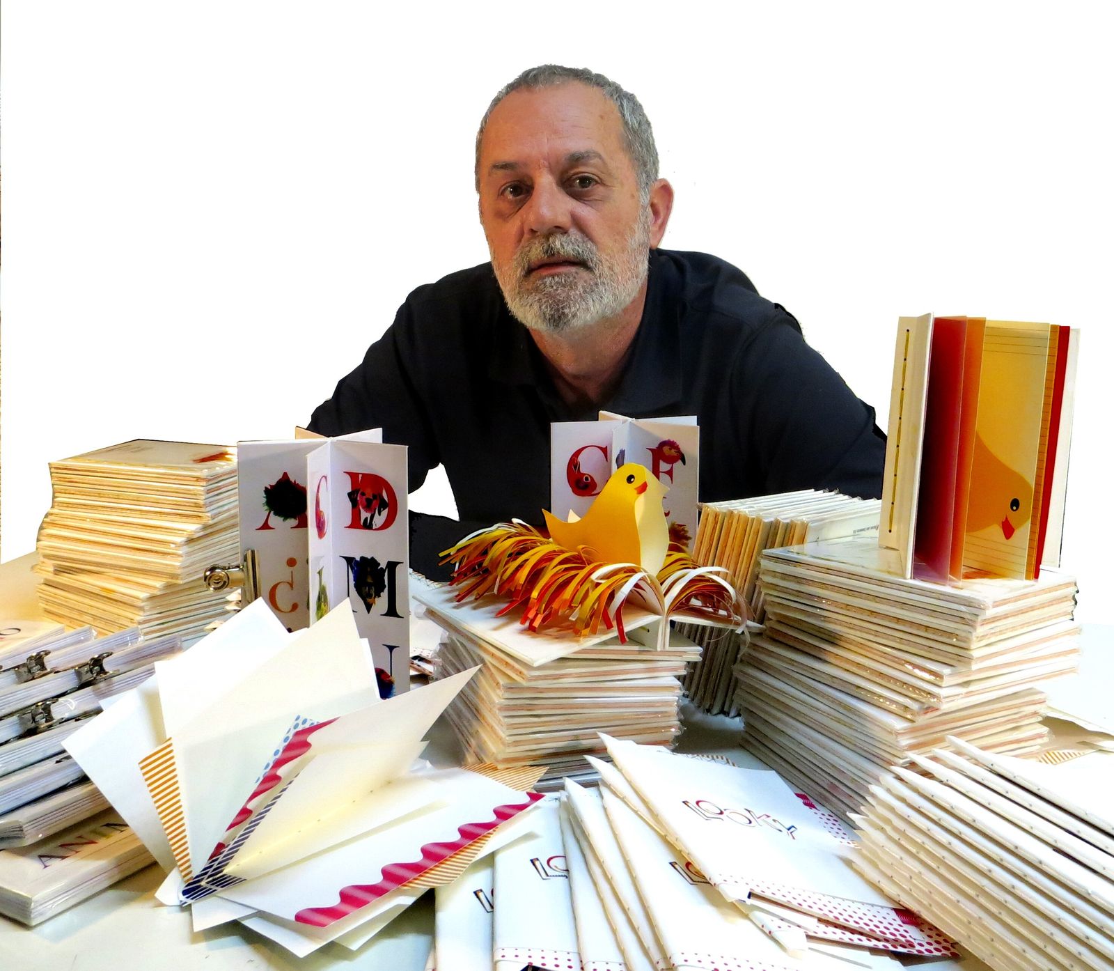 José Manuel Vela con algunos de los libros que ha editado en ‘Rincón del Desierto’.