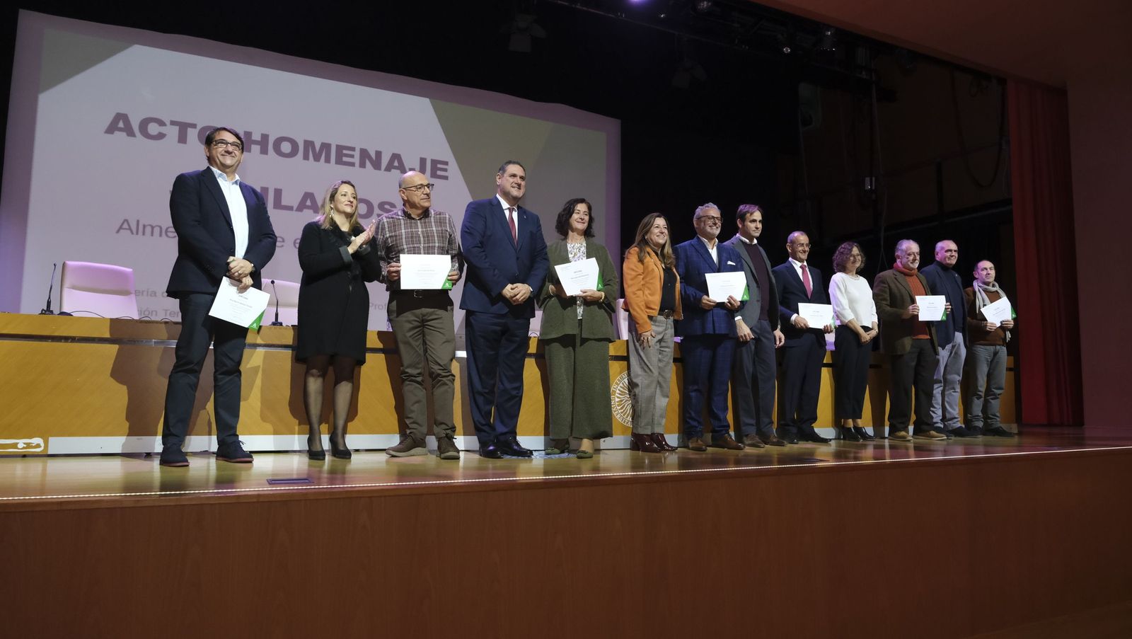 Los maestros docentes jubilados reciben su homenaje en la paraninfo de la UAL