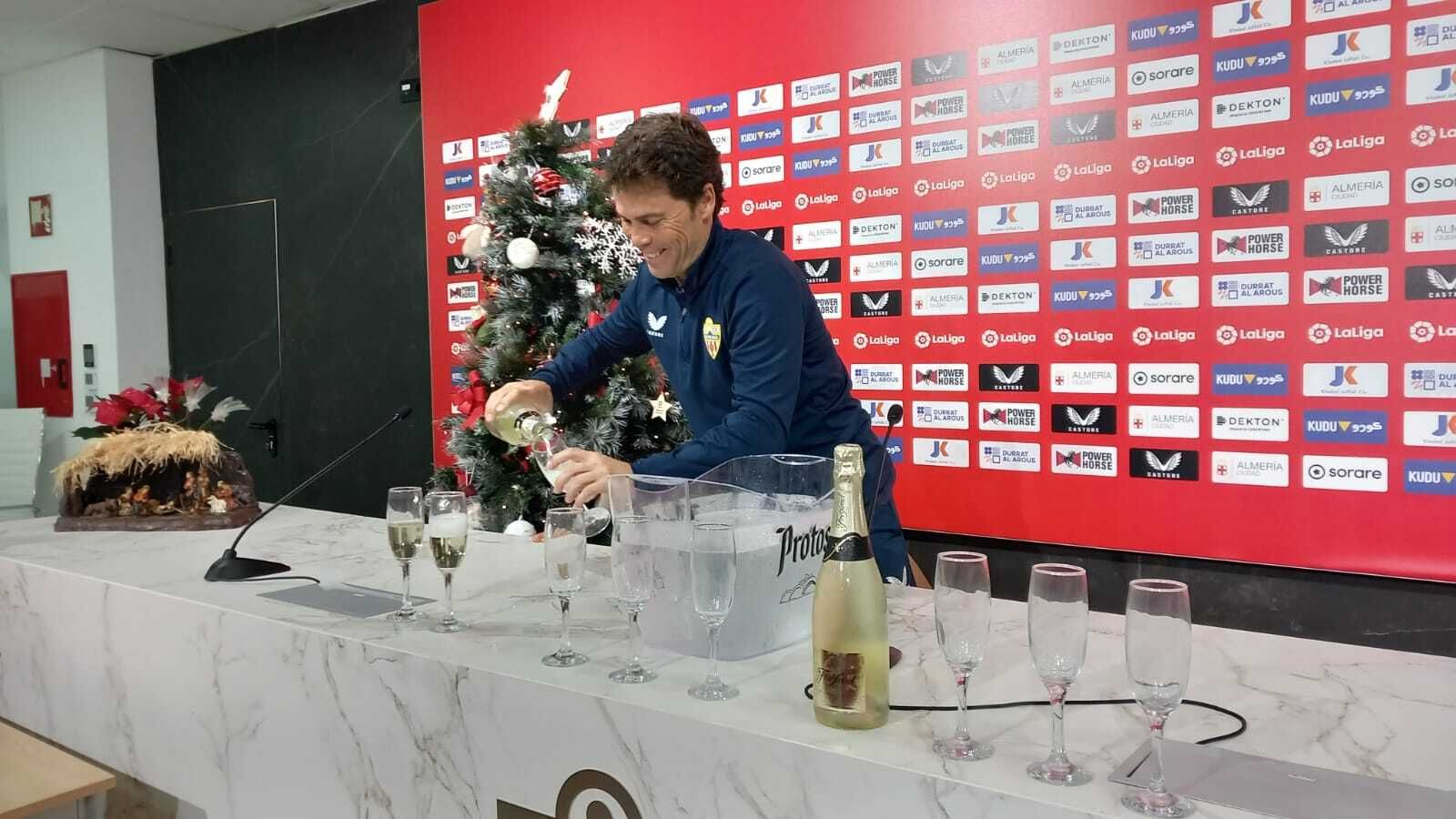 El preparador rojiblanco ha servido cava al finalizar la rueda de prensa para brindar por el nuevo año