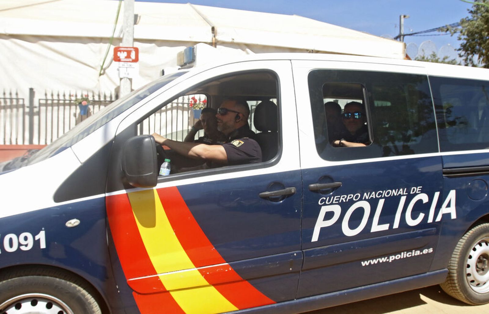 Un furgón de la Policía Nacional en El Arenal.