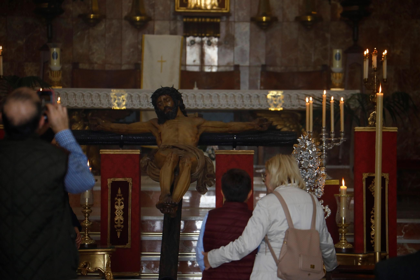 Las mejores fotos del besapiés al Cristo de la Confianza de Córdoba