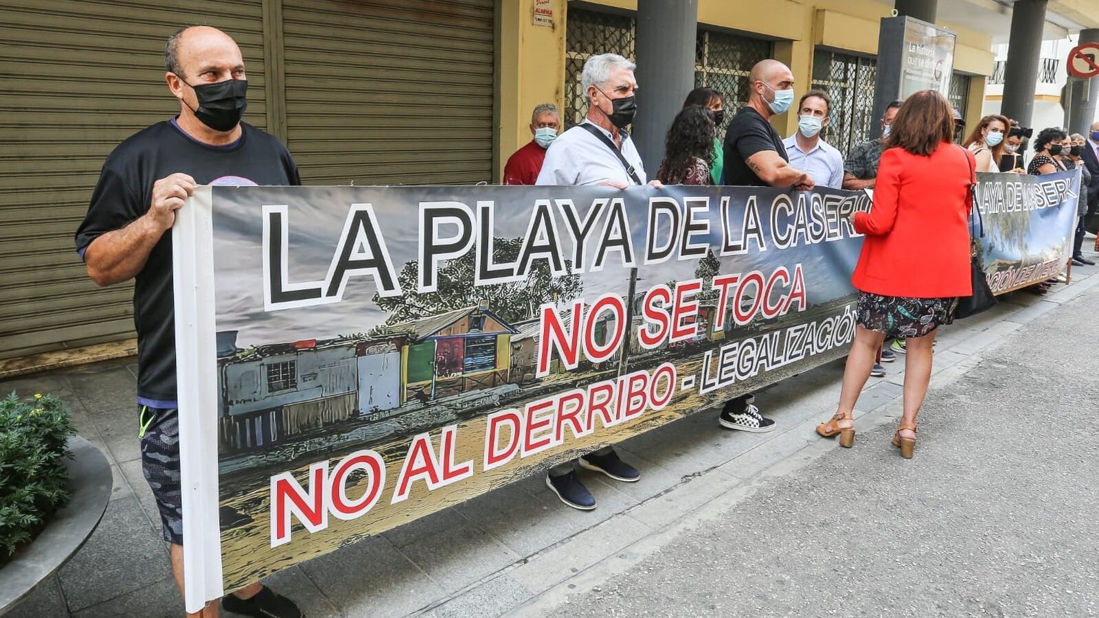 Protesta de los vecinos de La Casería a las puertas del Teatro de las Cortes.