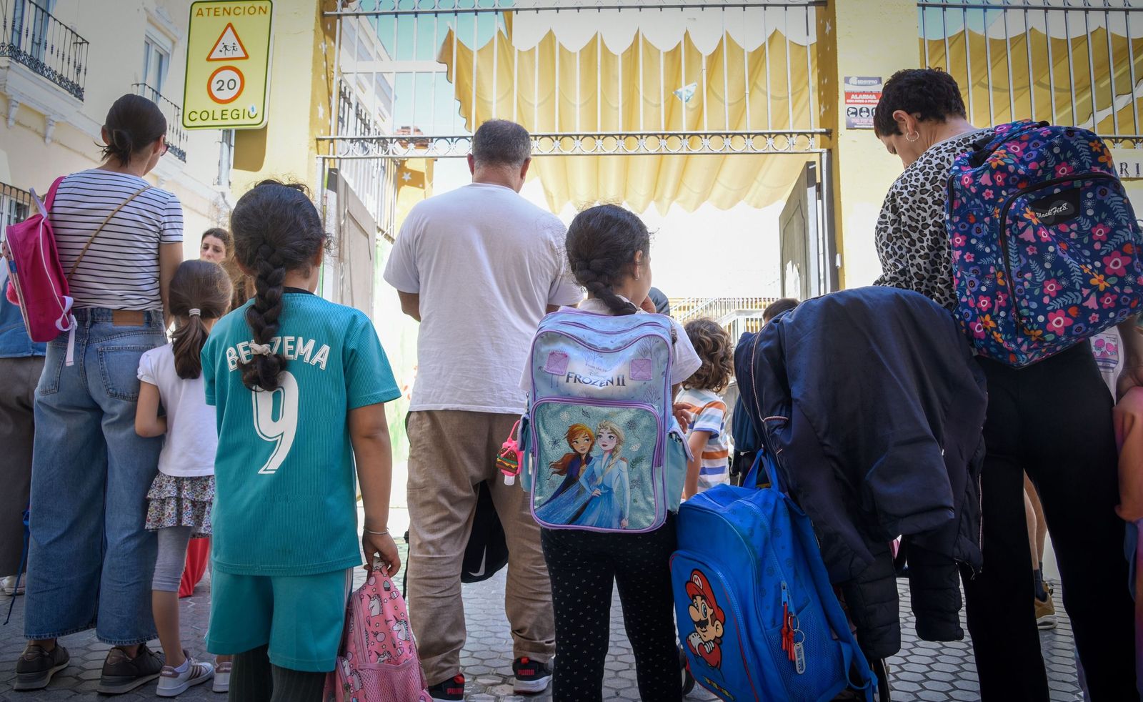 Alumnos y padres, en un centro escolar de Sevilla.