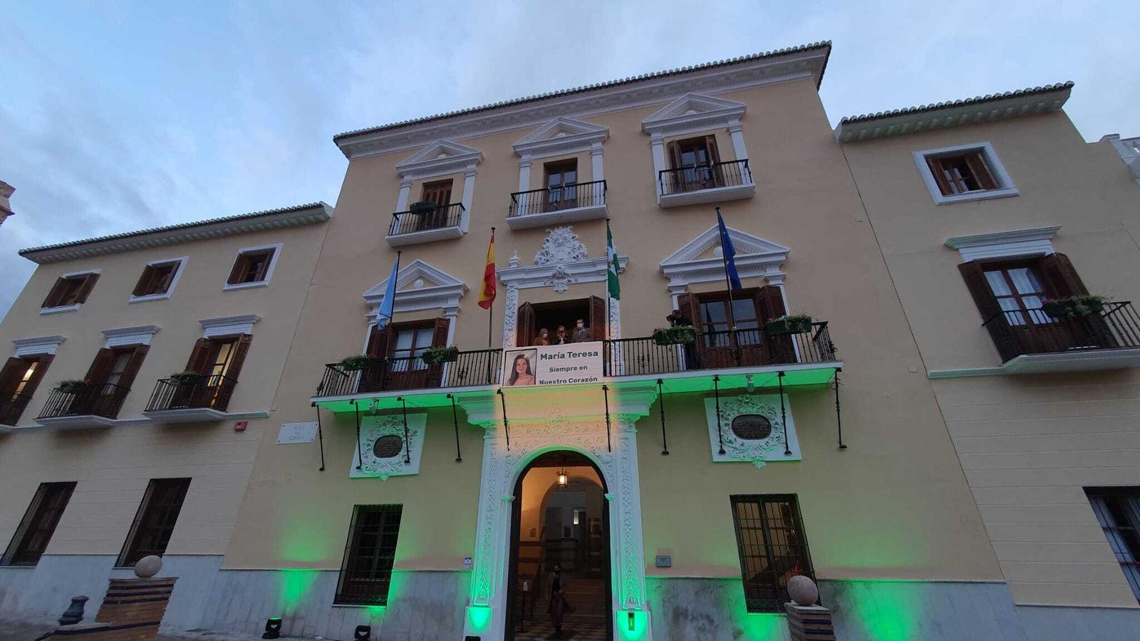 El Ayuntamiento de Motril iluminado en honor a la joven desaparecida