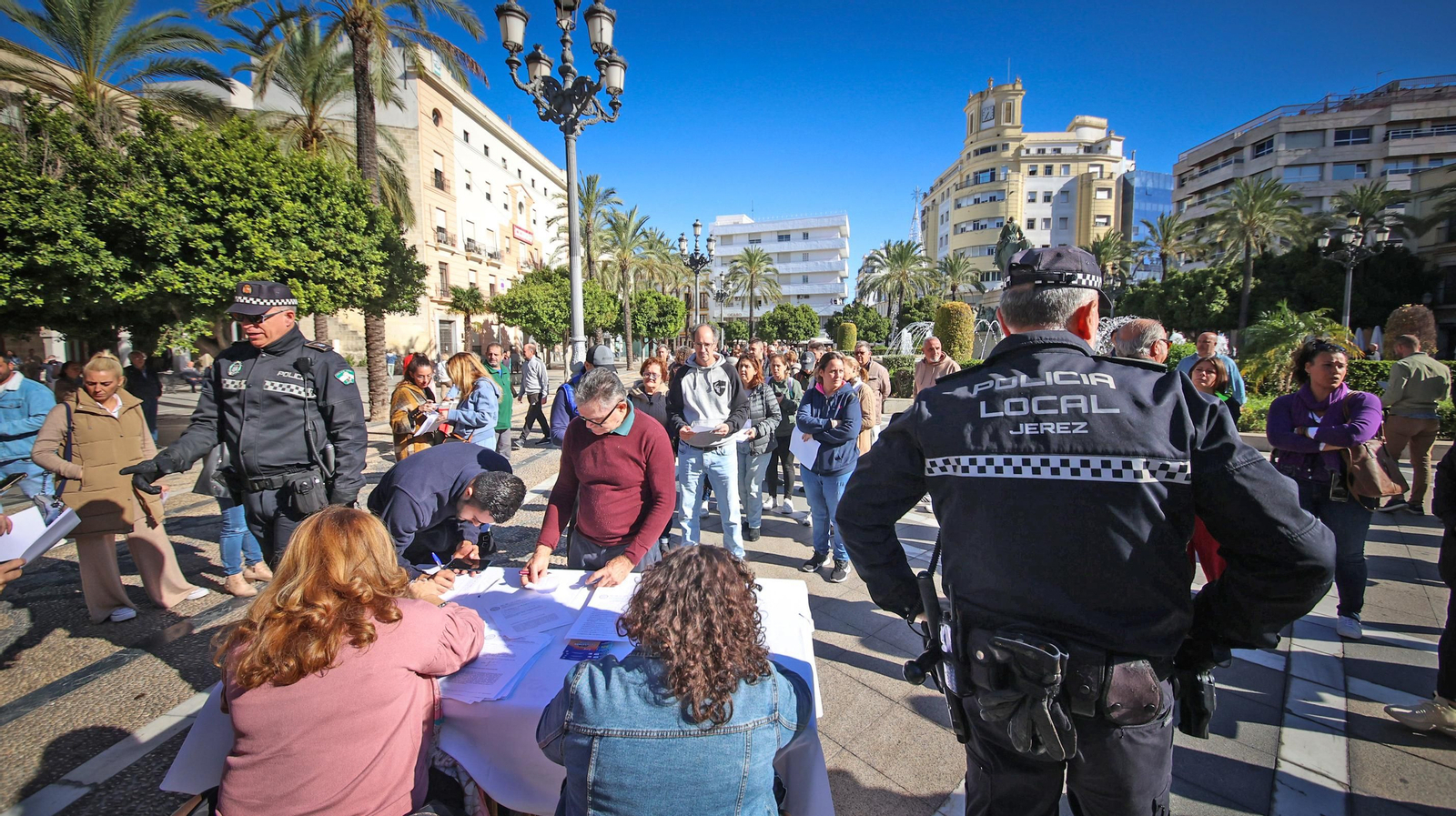 Colas en el  reparto de los bonos descuento para bares en Jerez