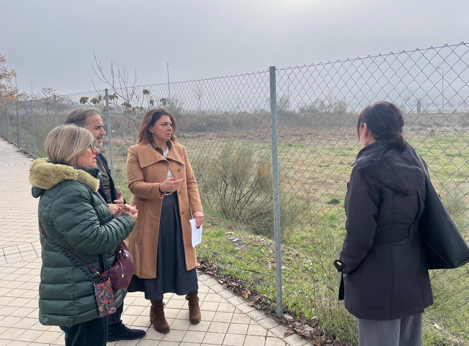Concejales del PSOE en los terrenos de La Azulejera.