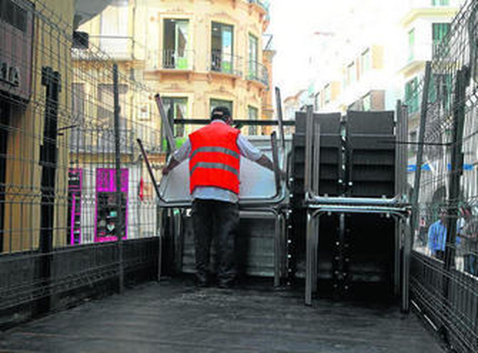 Un operario municipal retira mesas del casco histórico, en una imagen de archivo.
