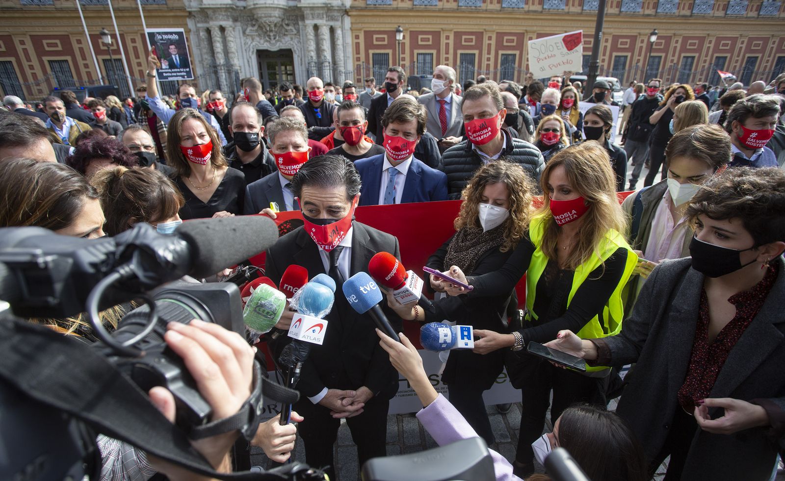 La manifestación de los hosteleros de Sevilla, en imágenes
