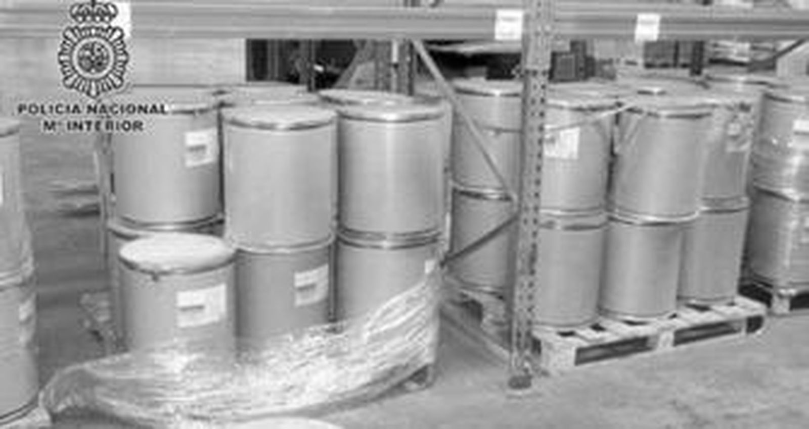 Bidones en los que se escondía la efedrina intervenida.