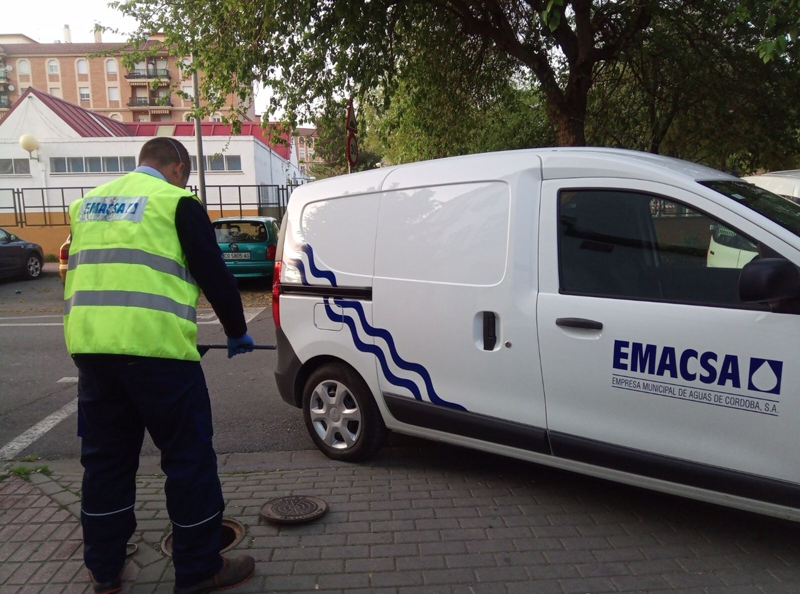 Trabajador de Emacasa durante una intervención.