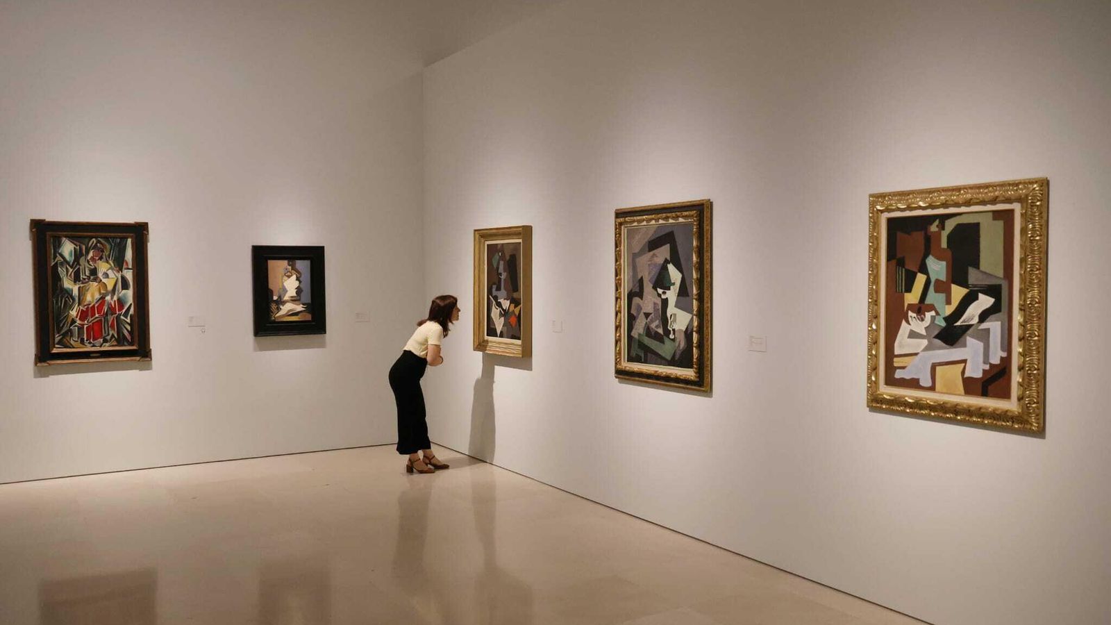 Naturalezas muertas en la sección cubista de la exposición. Naturalezas muertas en la sección cubista de la exposición.