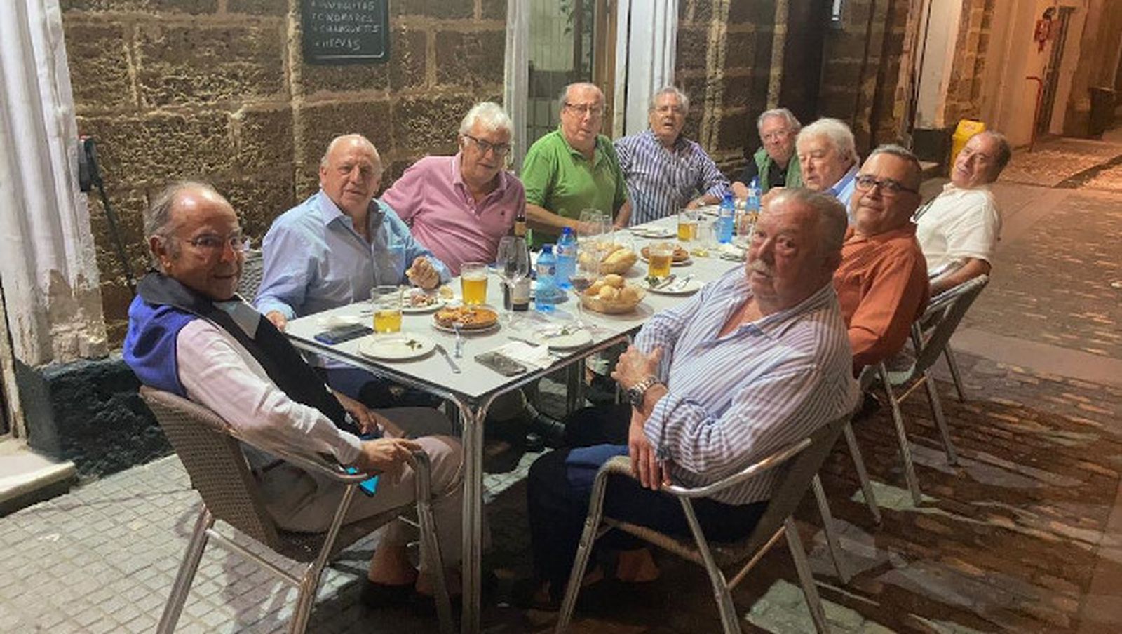 Alejandro Delgado Lallemand, Juan Ramón Cirici, Juan Quiñones, José María Otero, Pepe Bote, Benito Moral, Juan Lamet,  Pepe Vázquez, Francisco Orgambides y Alfonso Domecq, durante la reunión en el restaurante La Rambla.