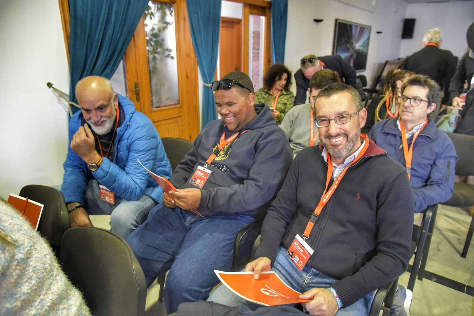 Juan Franco, primero por la derecha, en la asamblea de La Línea 100x100.
