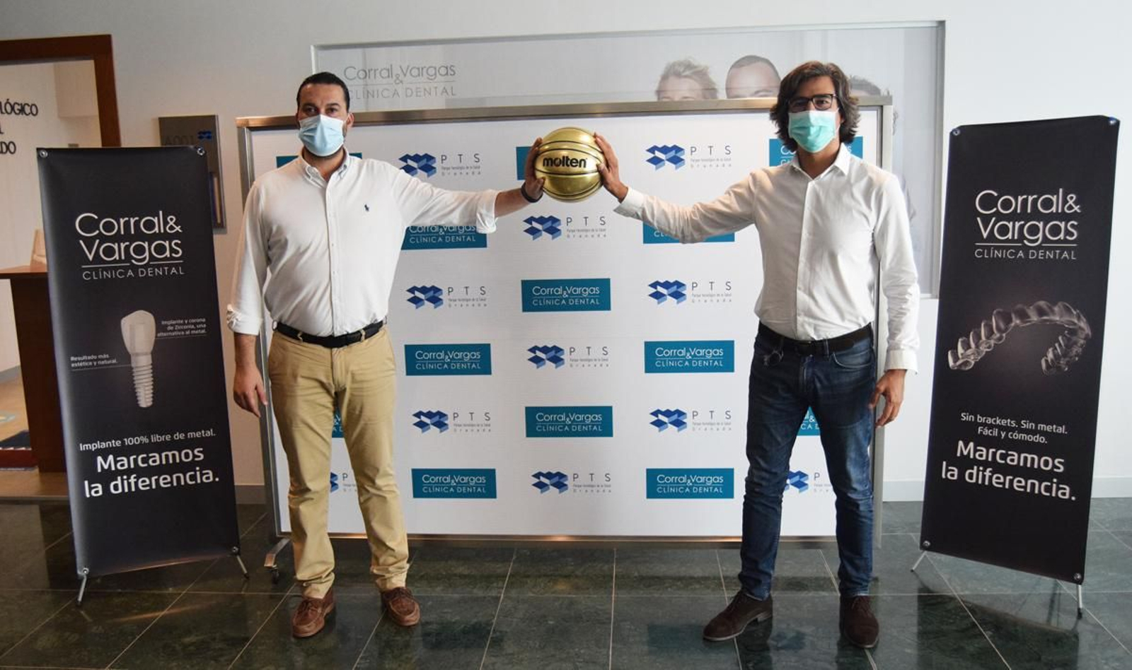 Reynaldo Vargas posa junto al presidente de la Fundación CB Granada, Óscar Fernández-Arenas