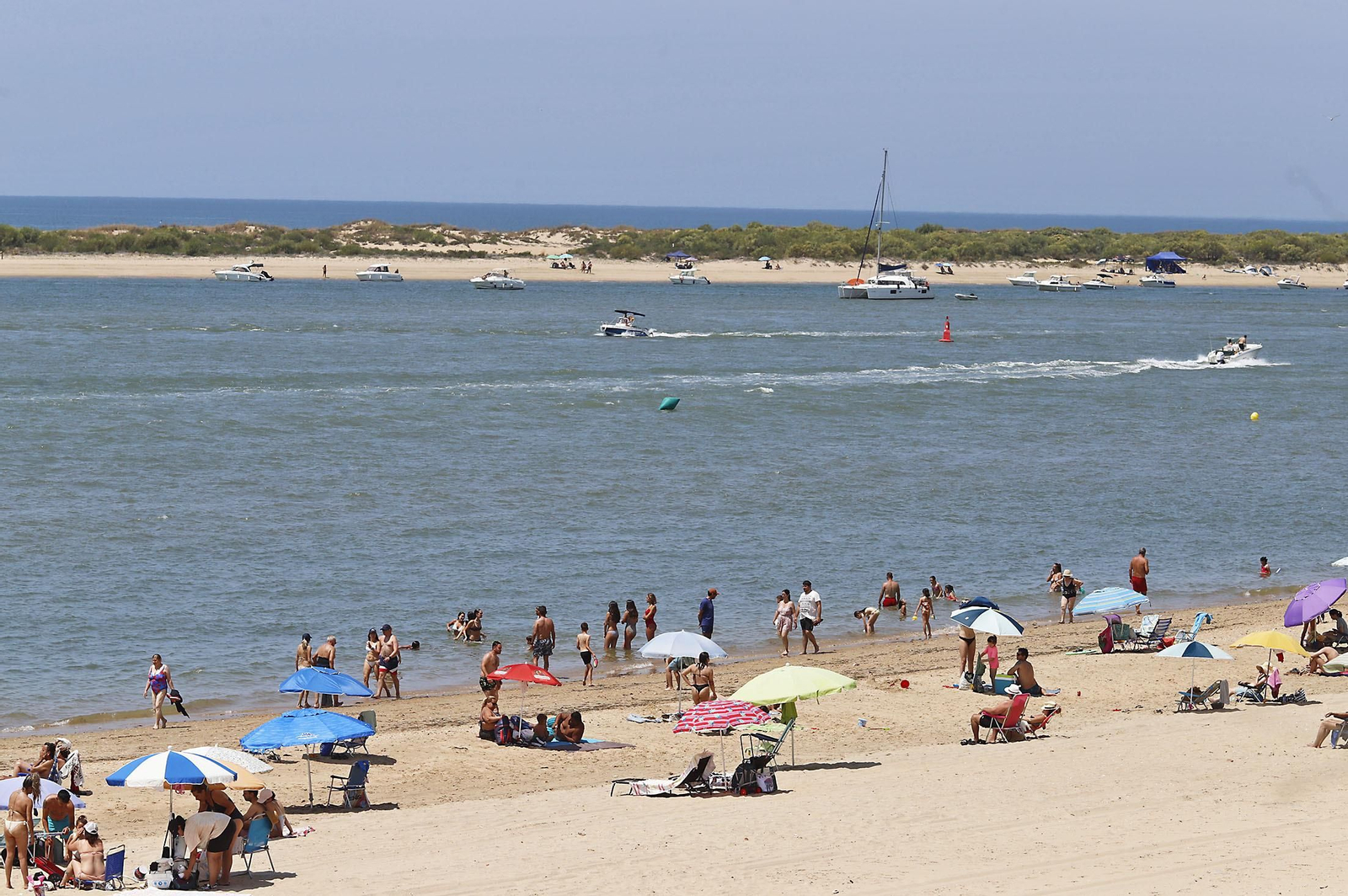Las imágenes de la jornada de domingo en las playas de Huelva