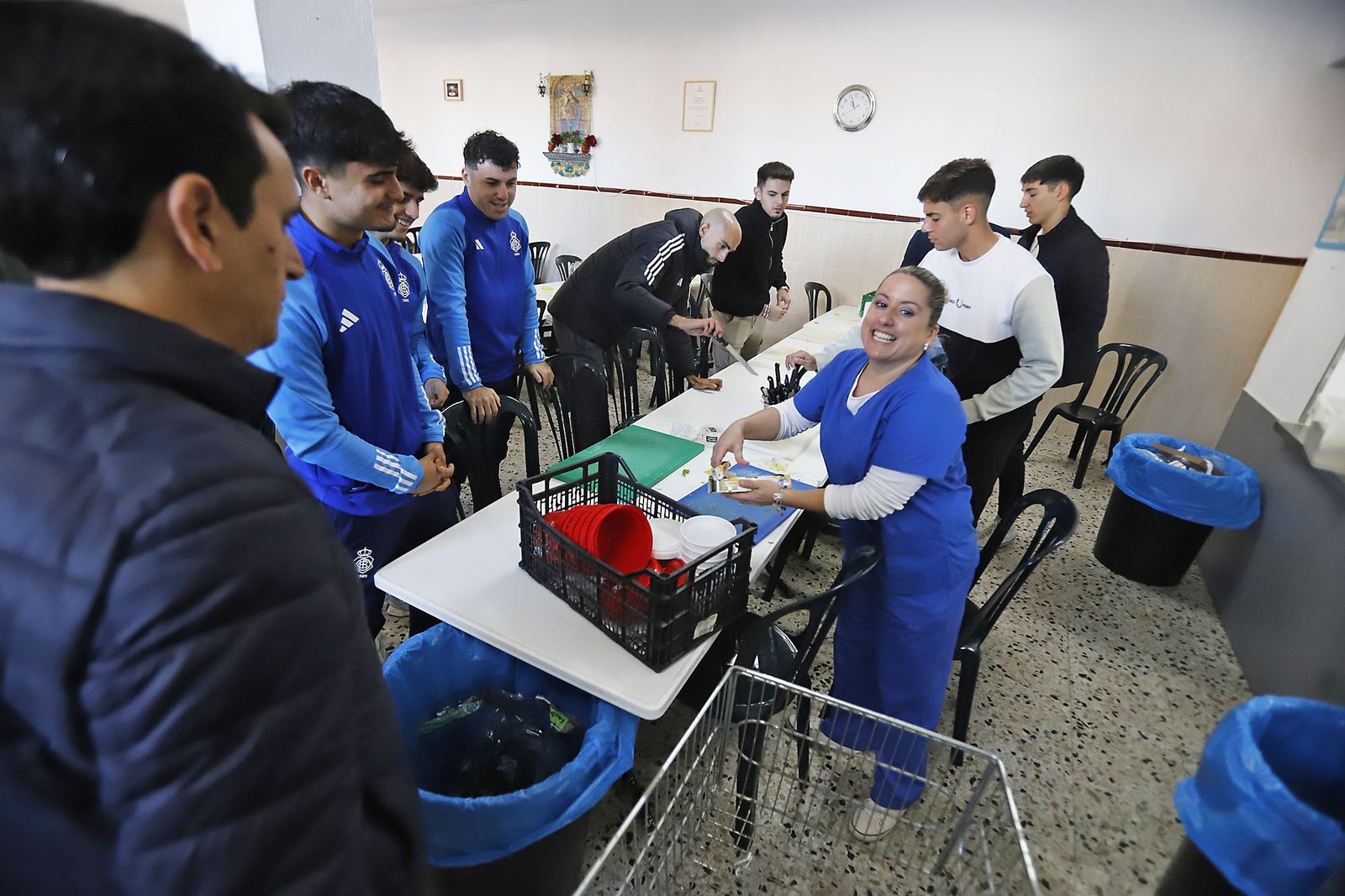 Imágenes del voluntariado de la plantilla del Recre en el comedor social Virgen de la Cinta.