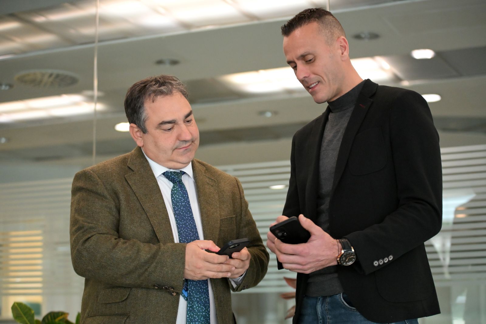 El diputado de Emergencias, Eduardo Martos, consultando con un responsable del Área el nuevo grupo de difusión