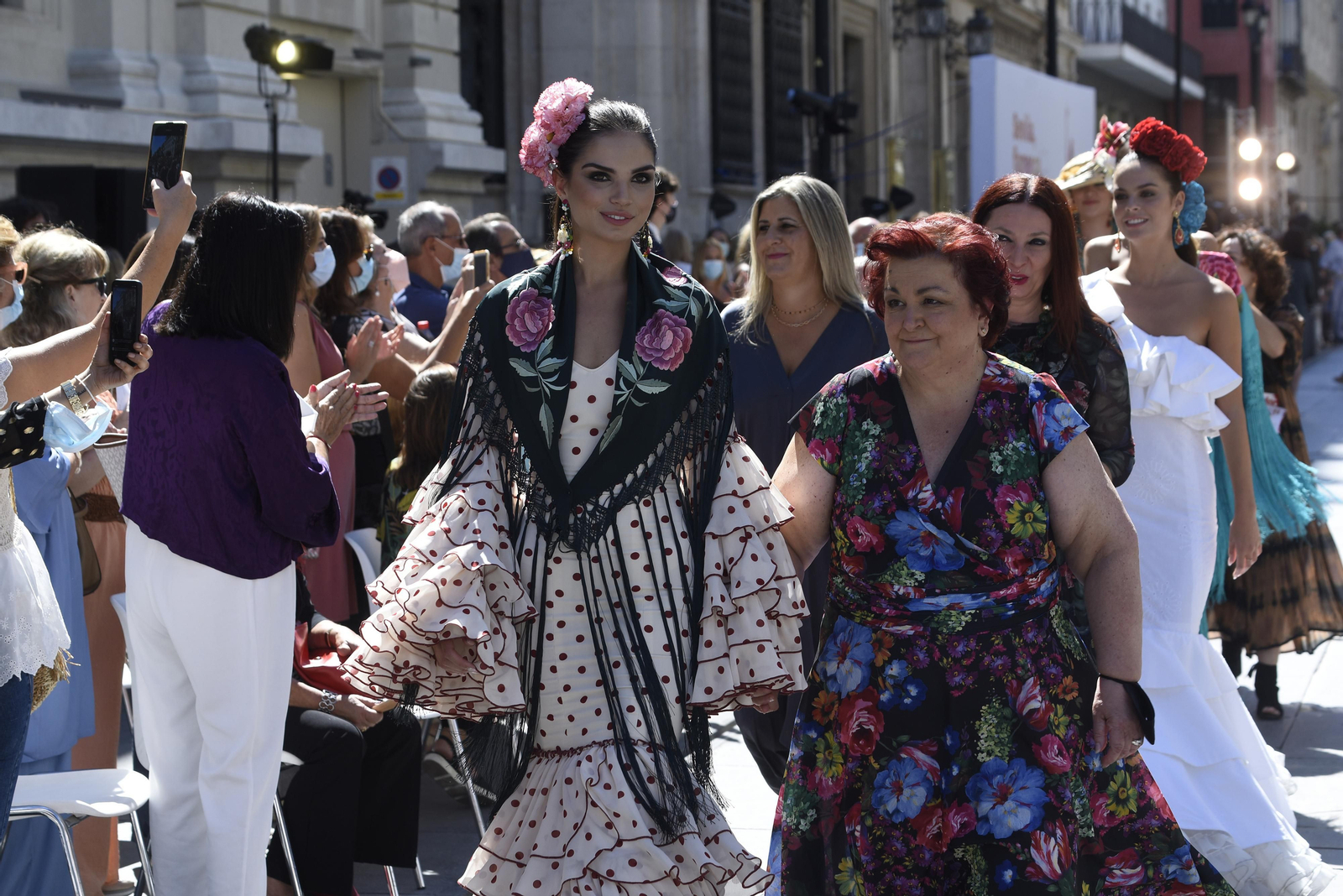 El desfile de moda flamenca de la Avenida de la Constitución, en imágenes
