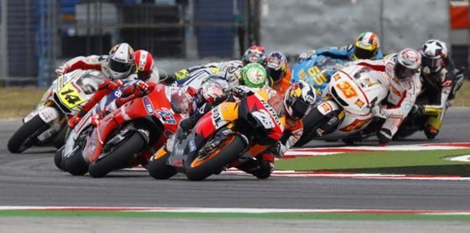 Carrera de MotoGP en el Gran Premio de San Marino, con Dani Pedrosa al frente.

Foto: Reuters