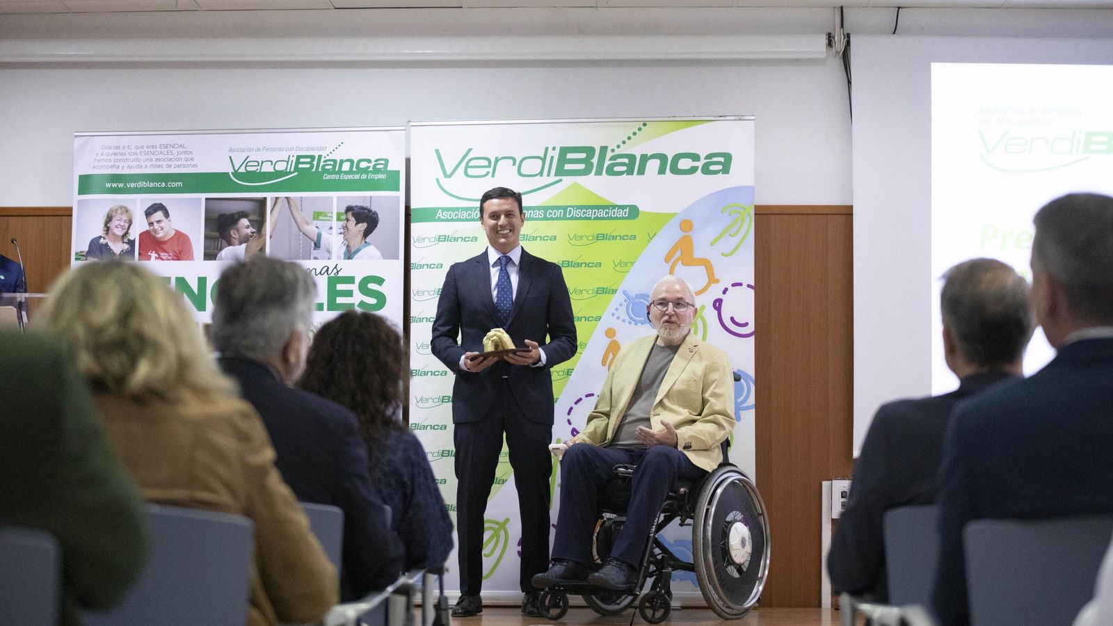 El presidente de la Diputación recogió el premio.