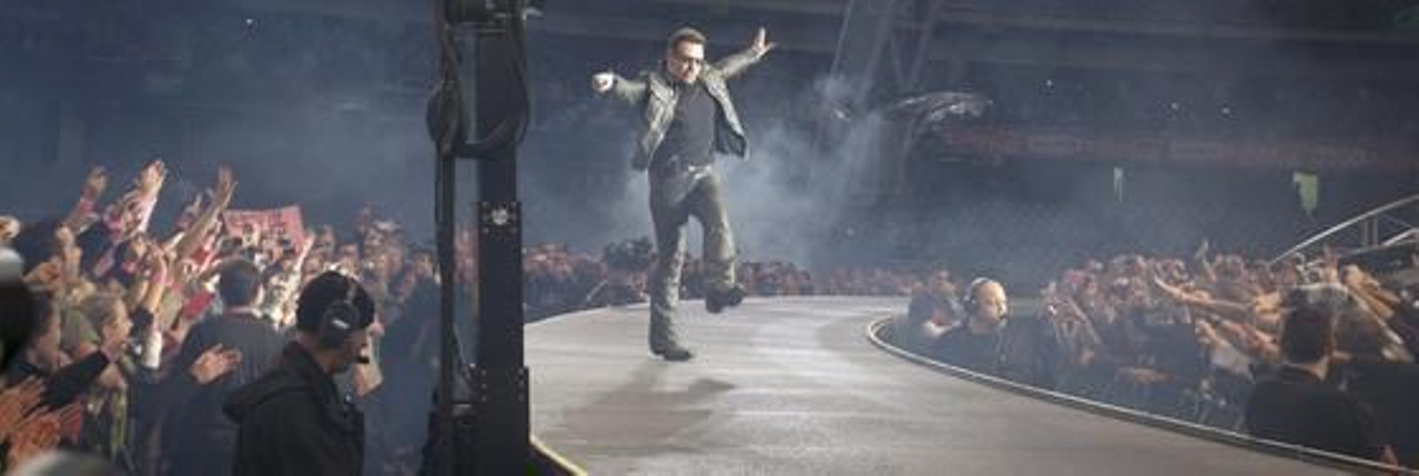 La banda irlandesa U2 convence a sus seguidores en San Sebastián. / EFE, AFP, Reuters