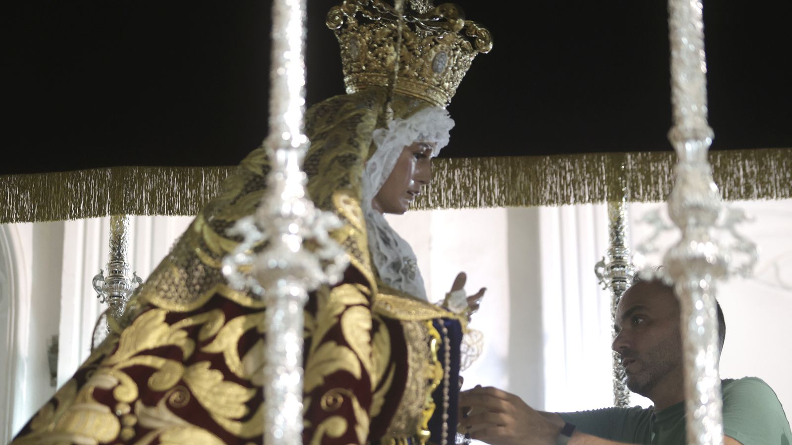 Preparativos en las iglesias de Algeciras para la Magna Mariana, en imágenes