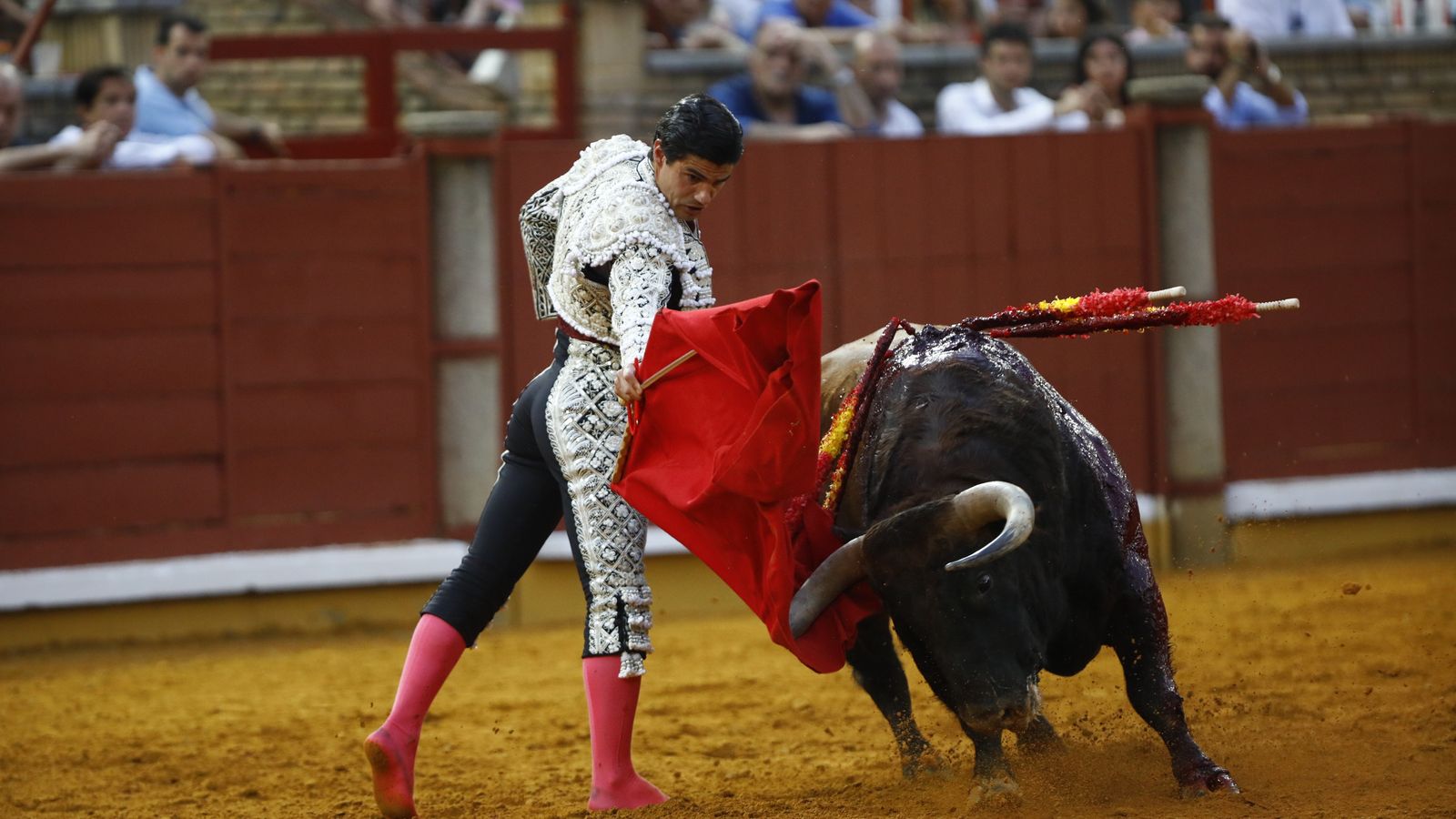 Pablo Aguado, descalzo, da un muletazo al sexto de la tarde.