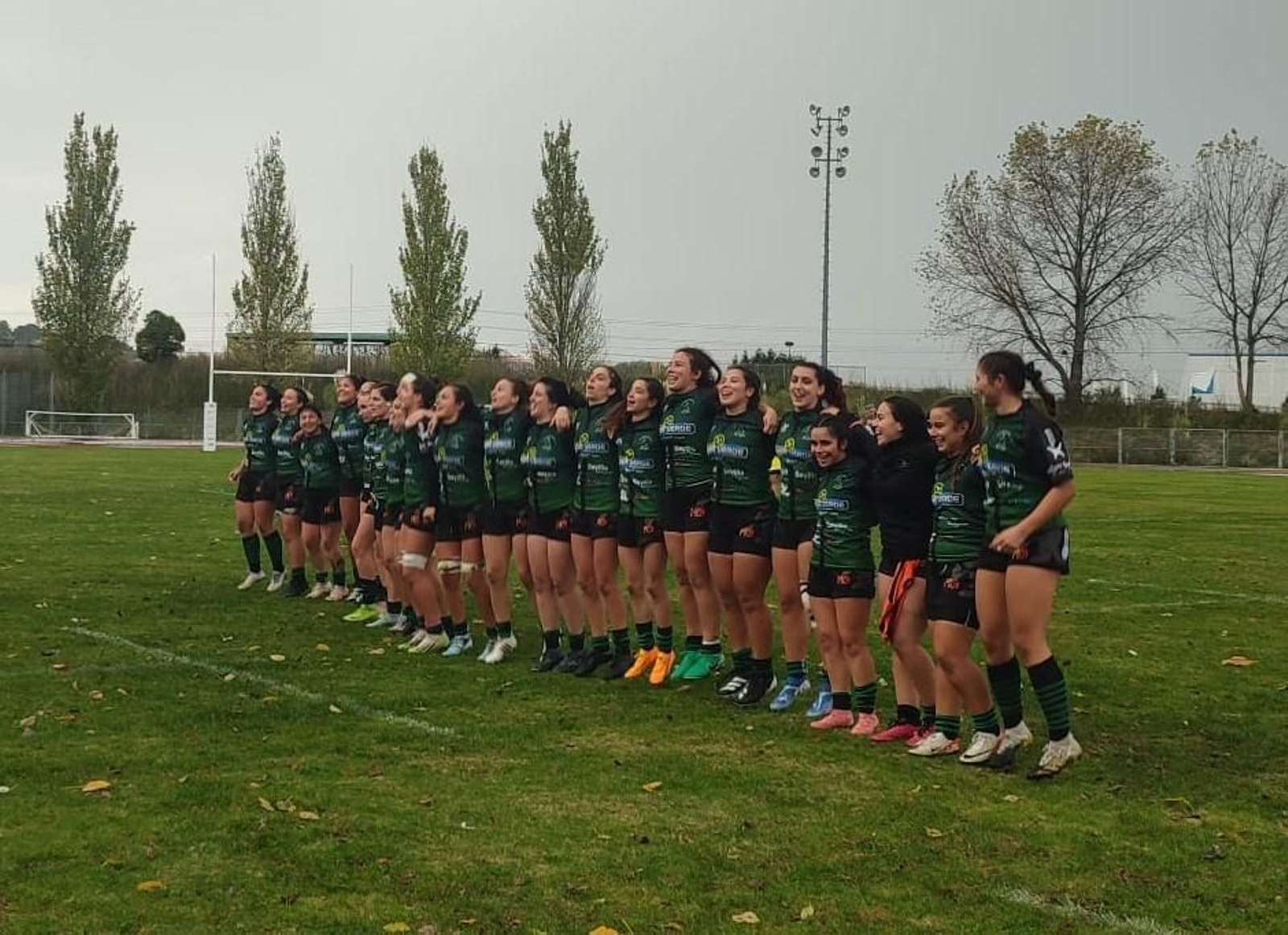 Las Cocos hacen su cántico tras la victoria.