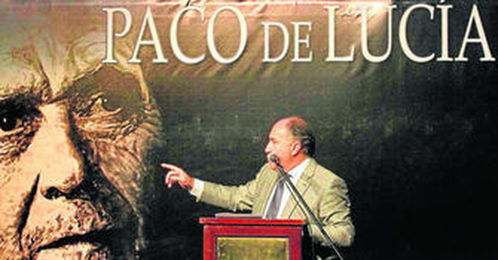 El alcalde, José Ignacio Landaluce, señala el rostro de Paco de Lucía durante su discurso inaugural, anoche.