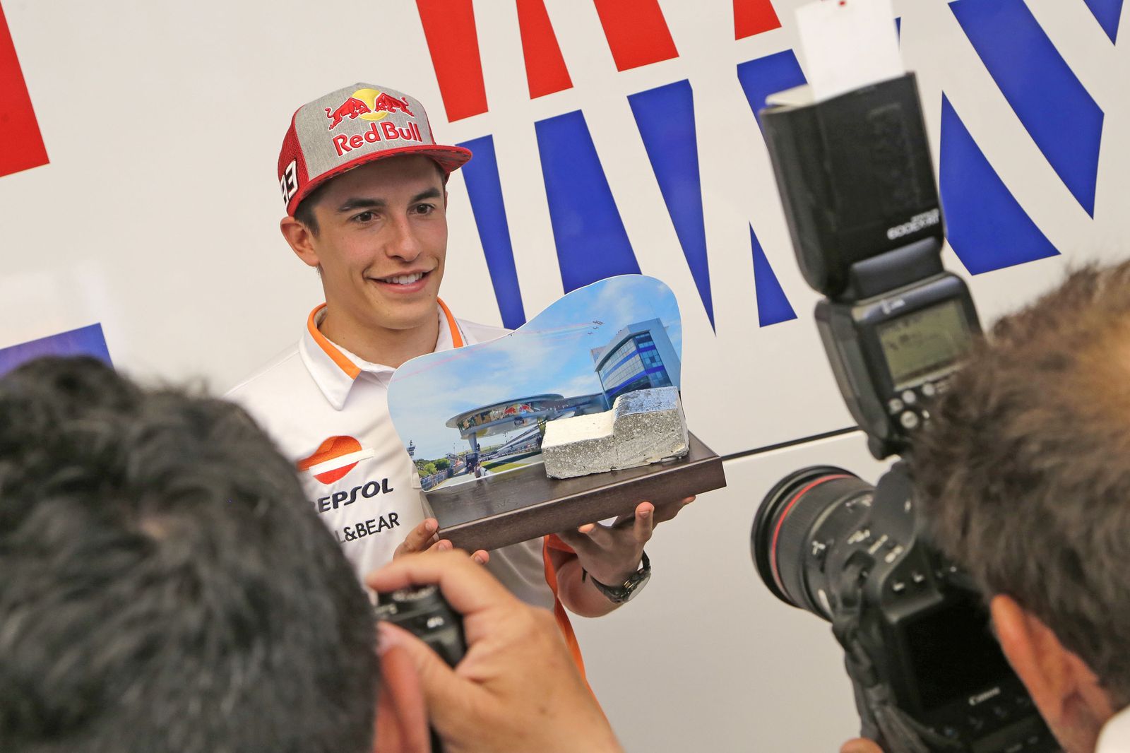Marc Márquez posa con un recuerdo del Circuito de Jerez durante uno de sus actos promocionales.