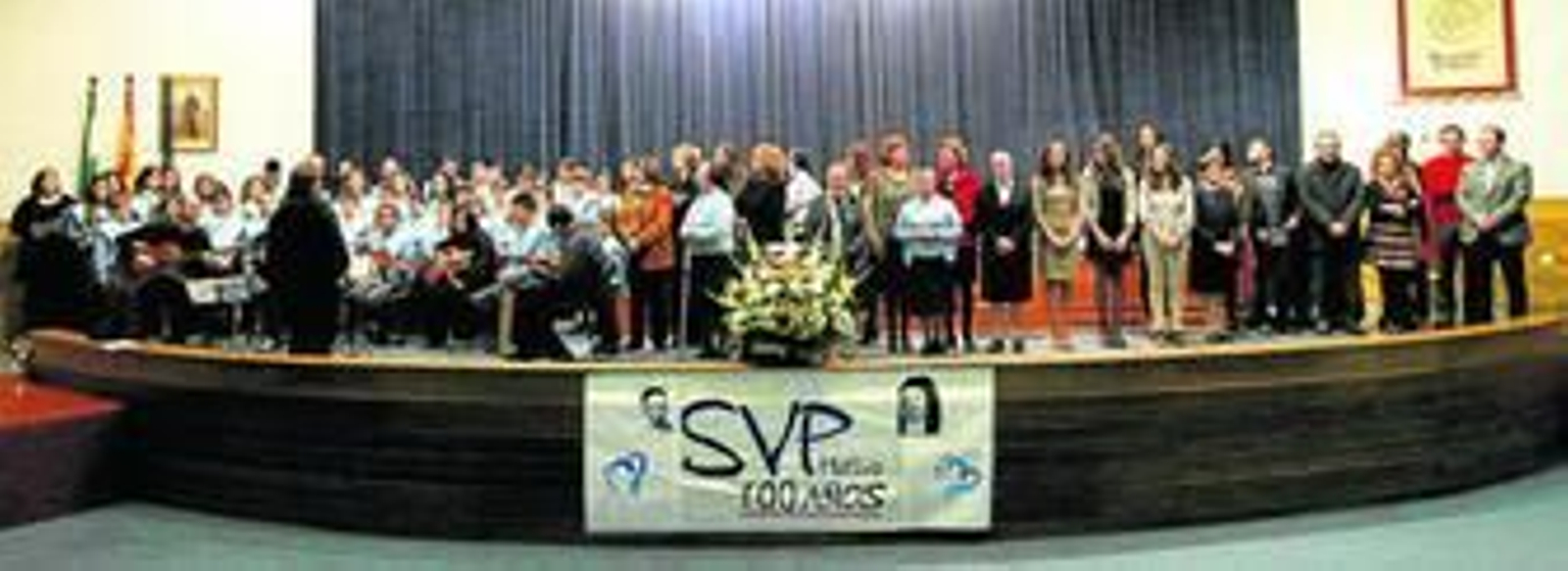 Los profesores y las Hijas de la Caridad, homenajeados por el coro del colegio, en el acto celebrado en pabellón Jacobo del Barco de la Universidad de Huelva.