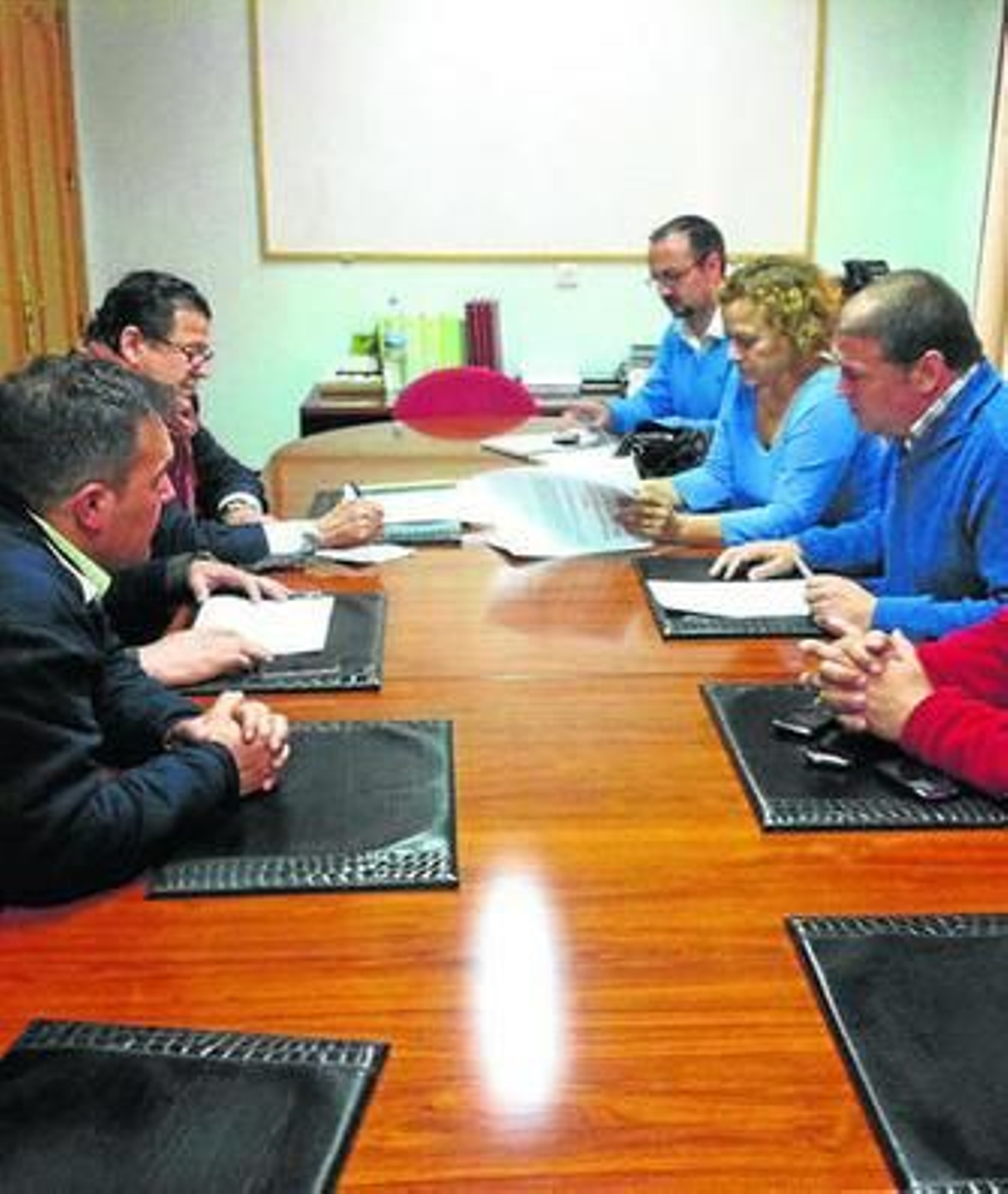 Un imagen de la reunión de ayer, entre Consistorio y feriantes.
