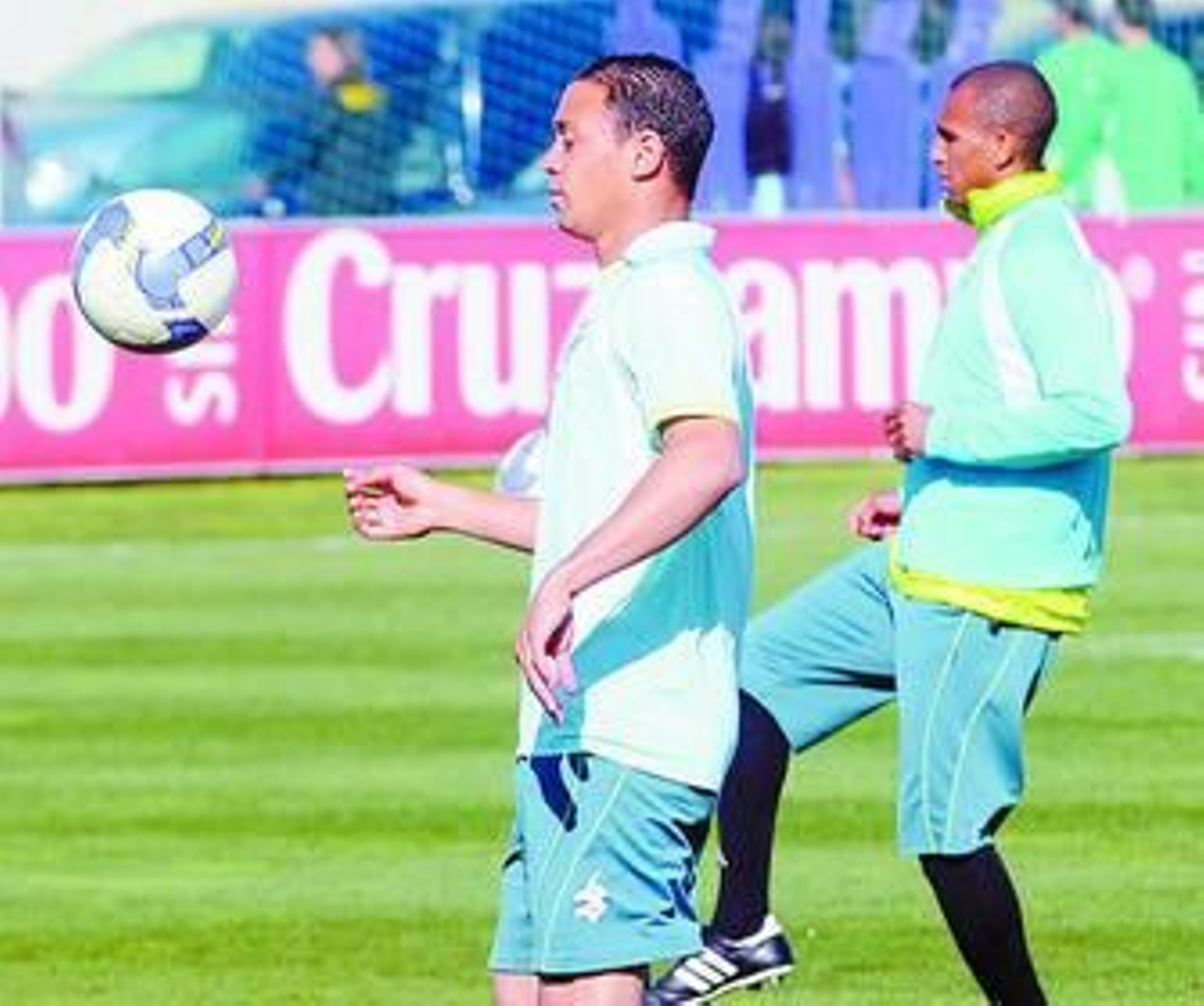 Oliveira trata de controlar el balón en un entrenamiento junto a Mehmet Aurelio.