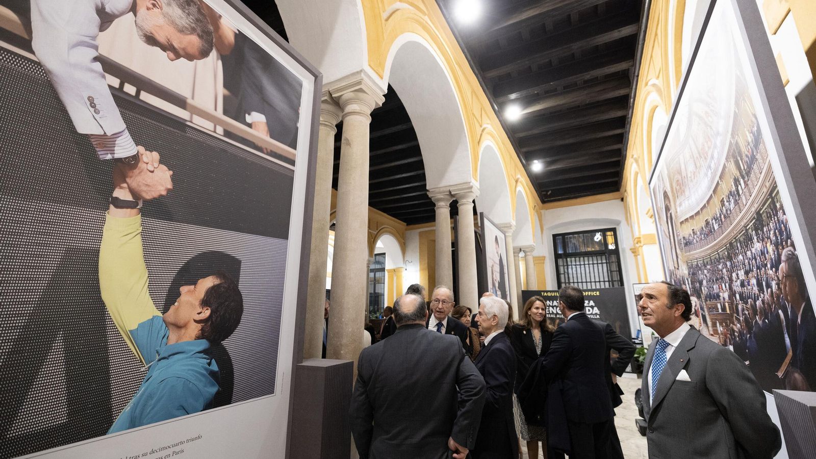 Un visitante contempla la fotografía en la que Felipe VI saluda al tenista Rafa Nadal.