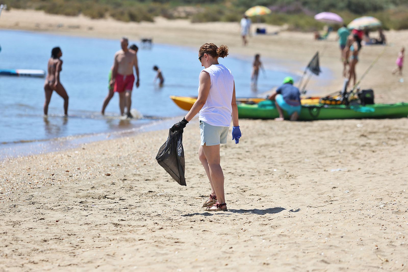 Imágenes de la gran recogida de residuos abandonados en el marco de la octava edición de '1m2 contra la basuraleza'. En la playa de la Canaleta.