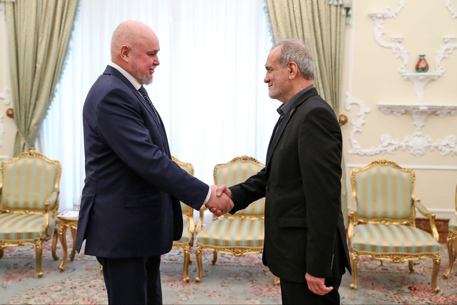 El presidente iraní, Masoud Pezeshkian (dcha.), se reúne con el ministro de Energía ruso, Sergei Tsivilev.