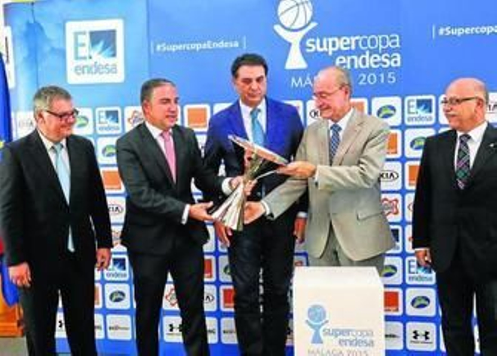 Responsables de las instituciones y la ACB, en la presentación de la Supercopa de 2015.