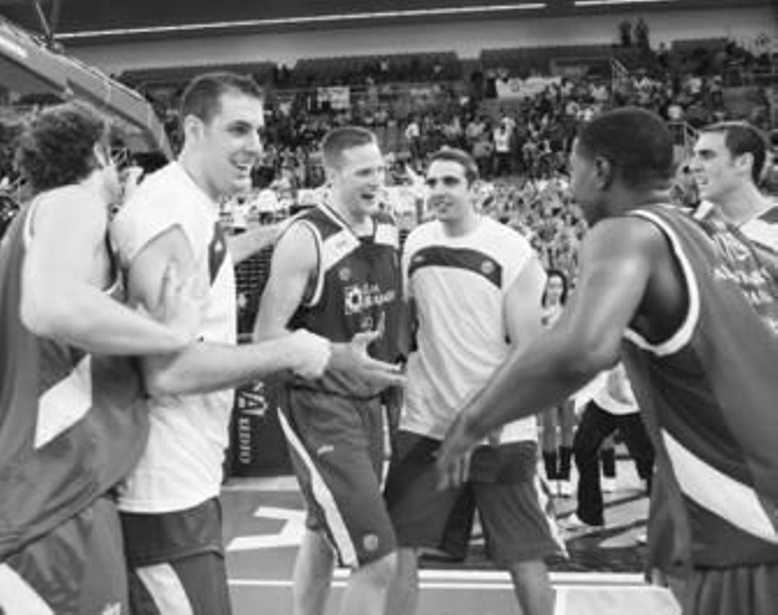 Borchardt recibe la felicitación de sus compañeros a la conclusión del partido ante el Bruesa.