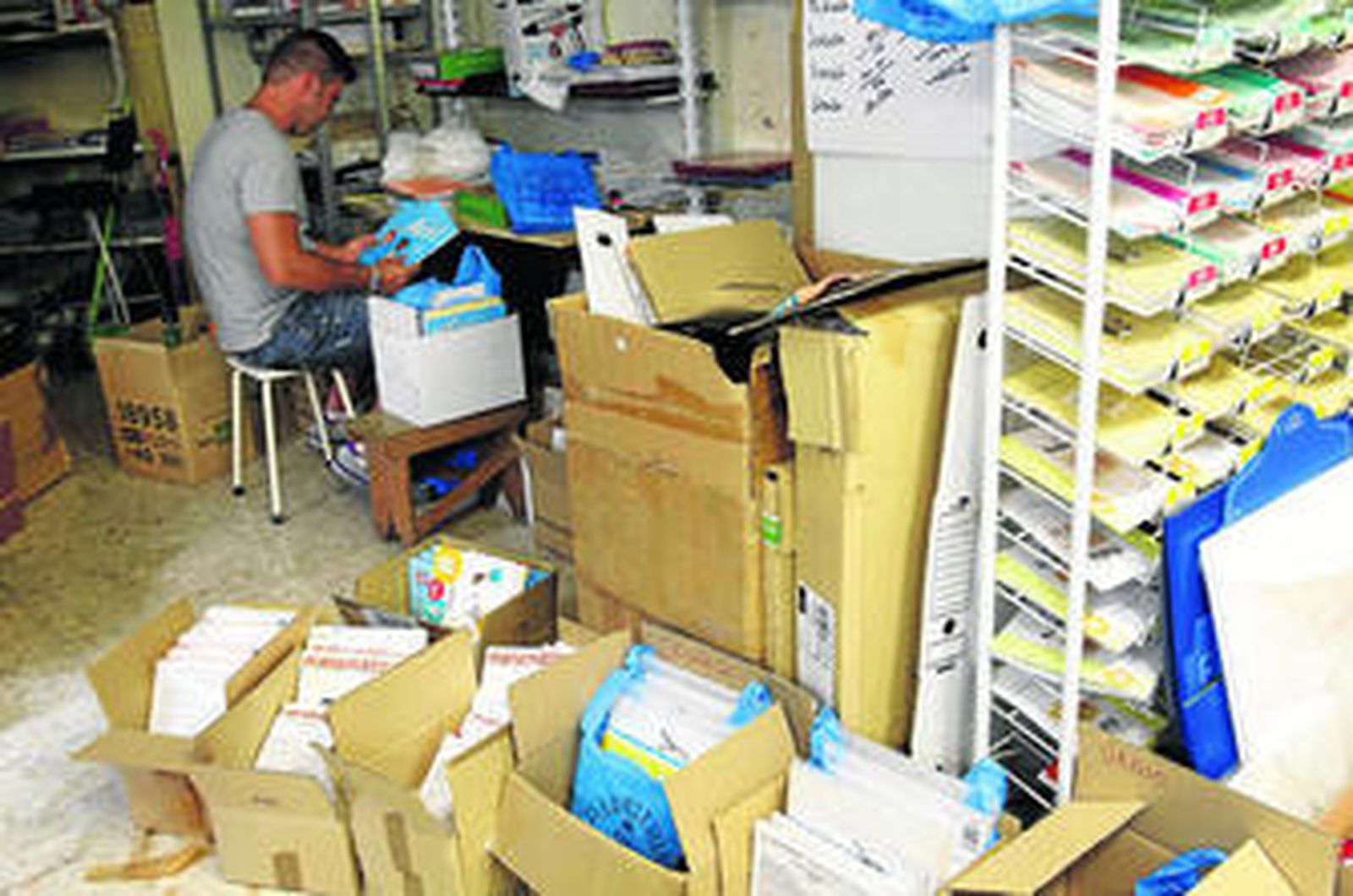Almacén de la Librería Padilla, repleto de libros de texto para la vuelta al colegio.