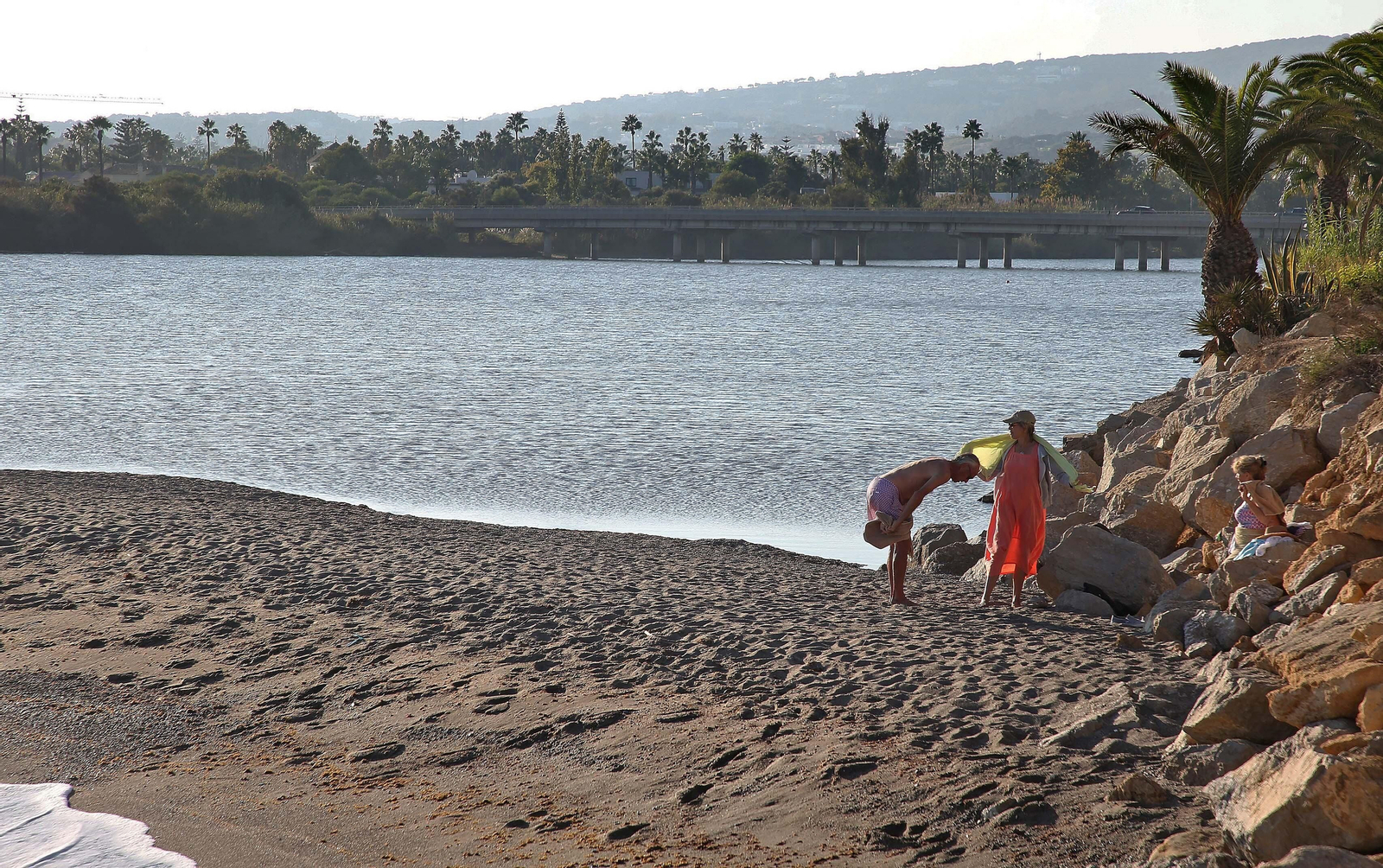 Fotos de la desembocadura del río Guadiaro taponada de nuevo